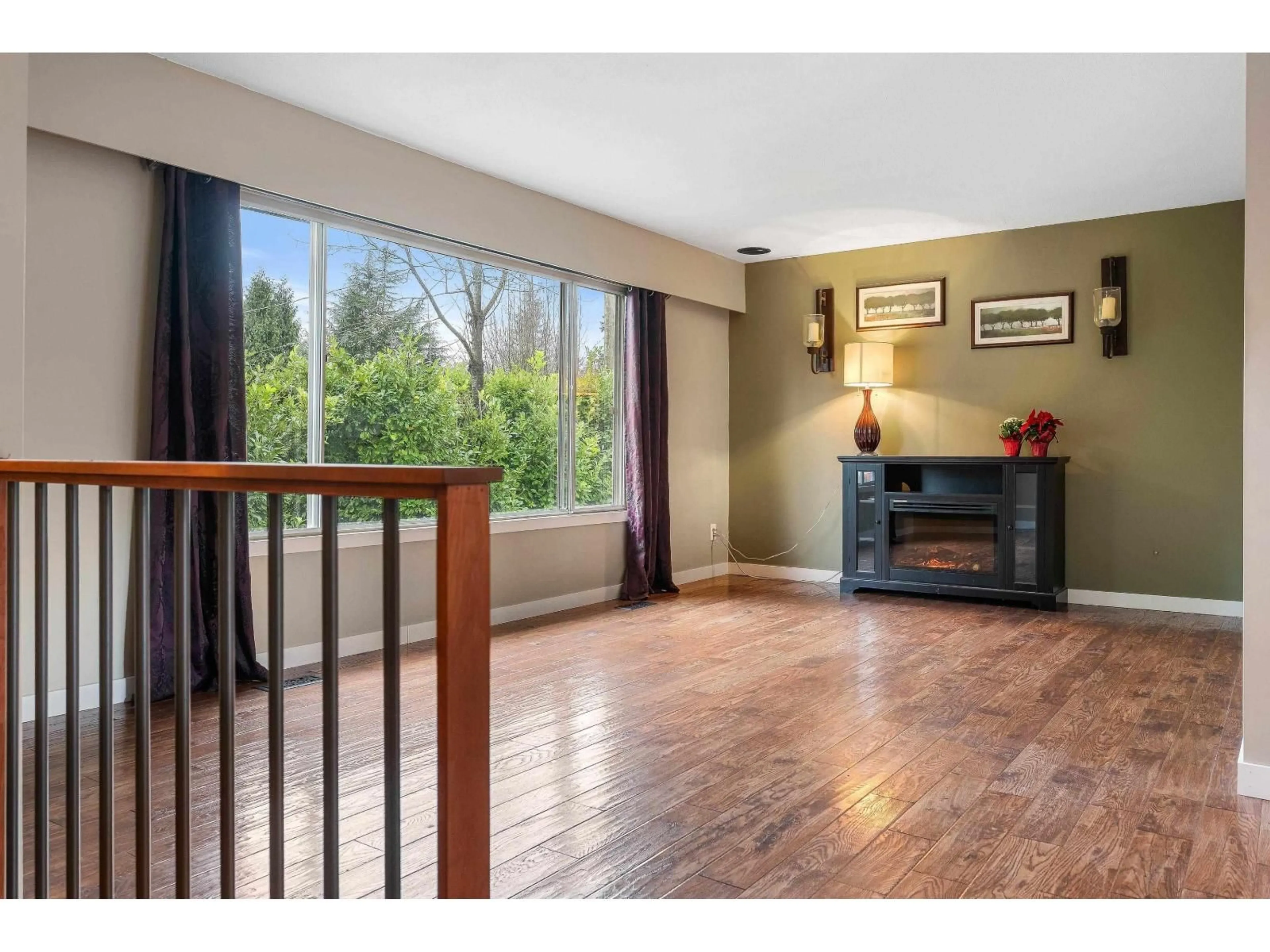 Indoor entryway for 31949 SILVERDALE AVENUE, Mission British Columbia V2V2L2