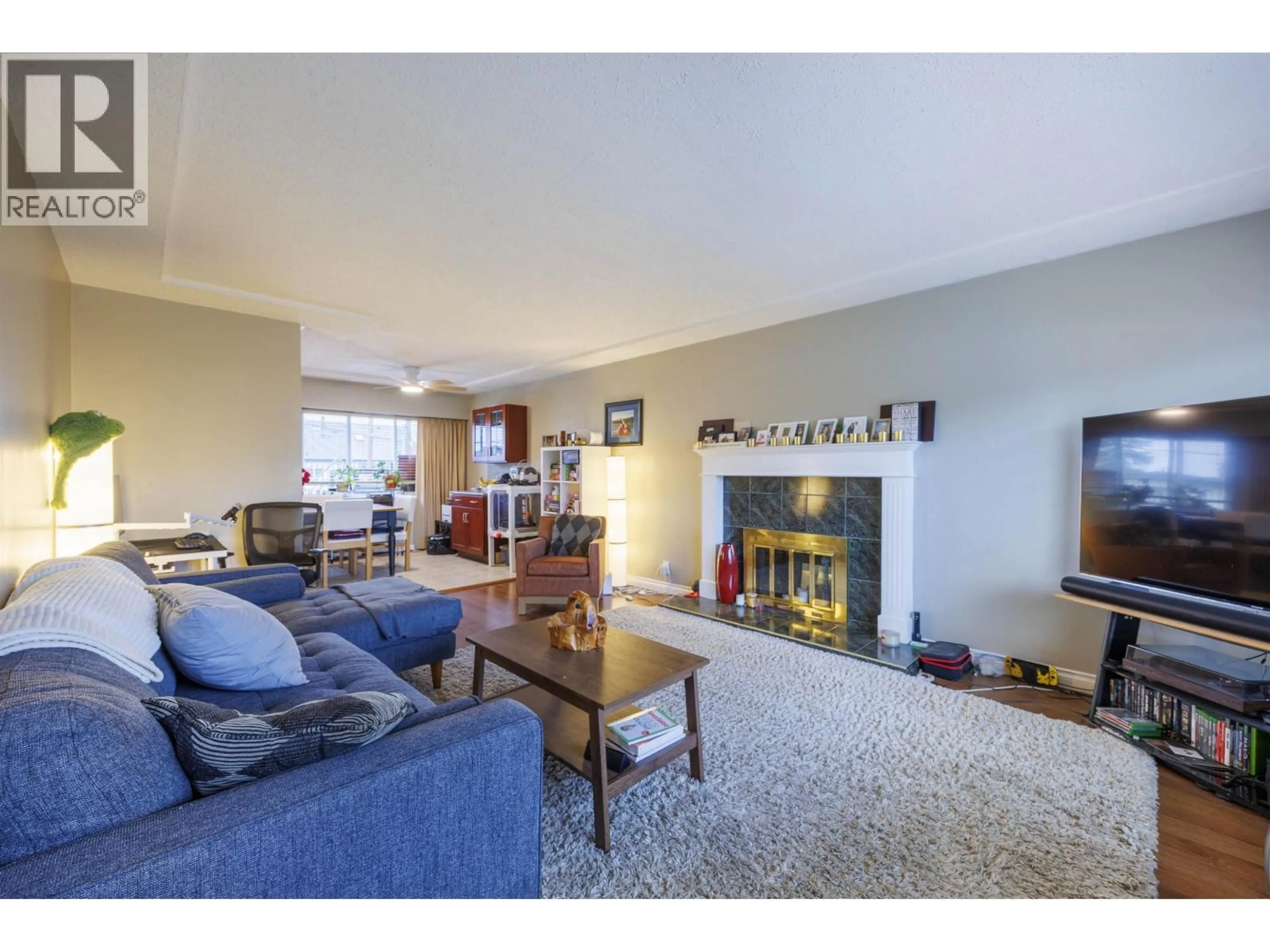 Living room with furniture, unknown for 6524 CHARLES STREET, Burnaby British Columbia V5B2H1