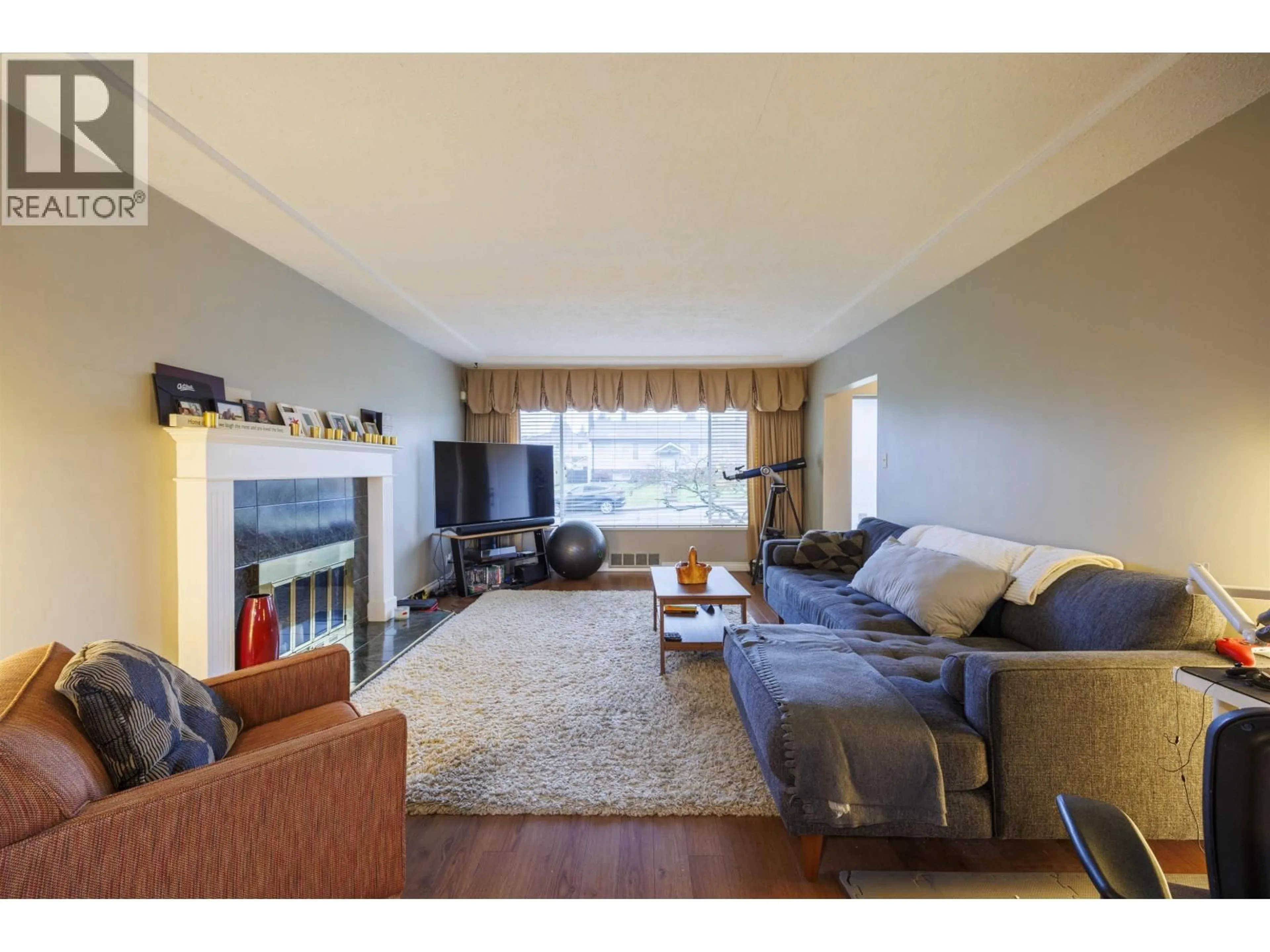 Living room with furniture, unknown for 6524 CHARLES STREET, Burnaby British Columbia V5B2H1