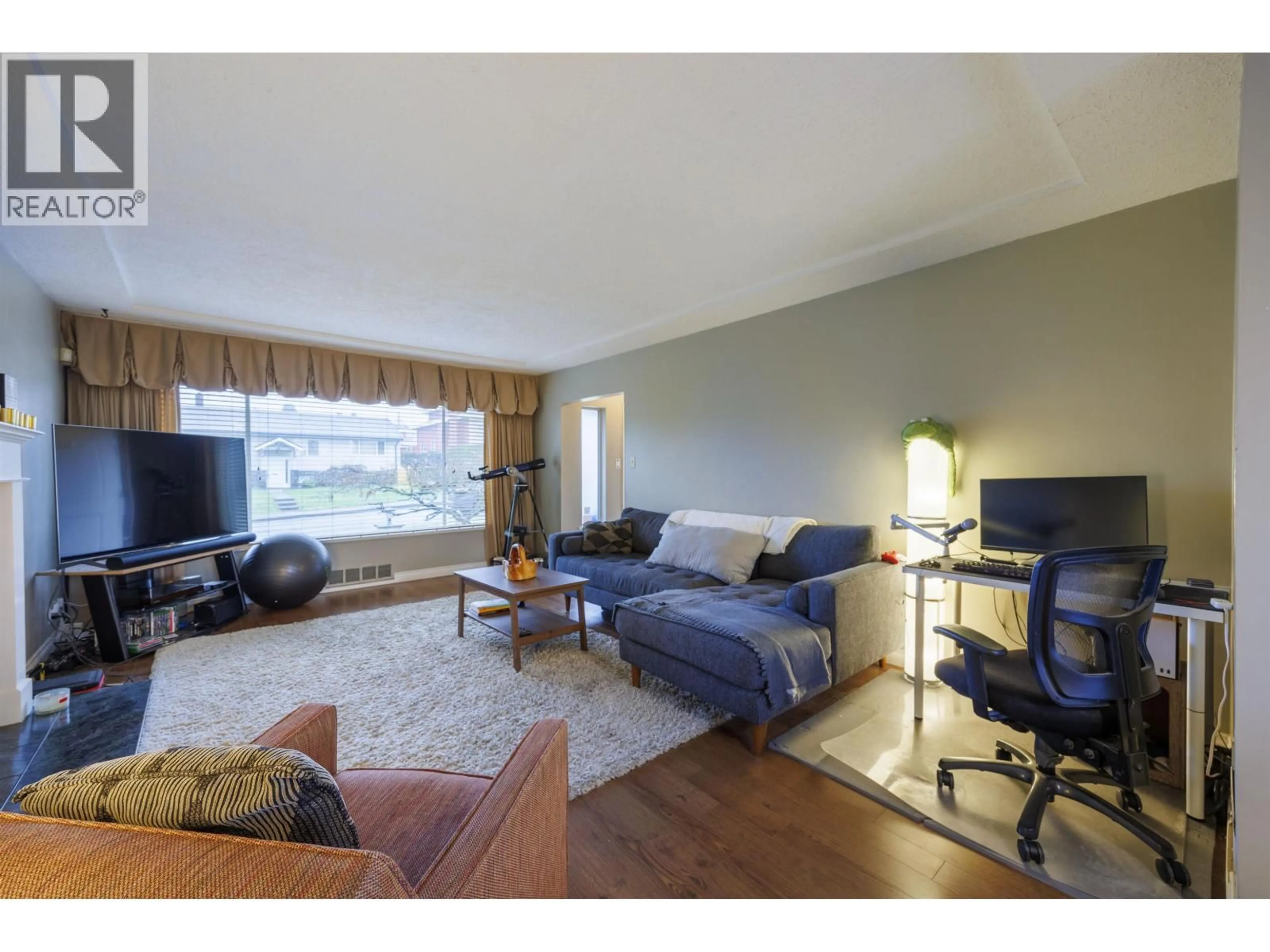 Living room with furniture, unknown for 6524 CHARLES STREET, Burnaby British Columbia V5B2H1