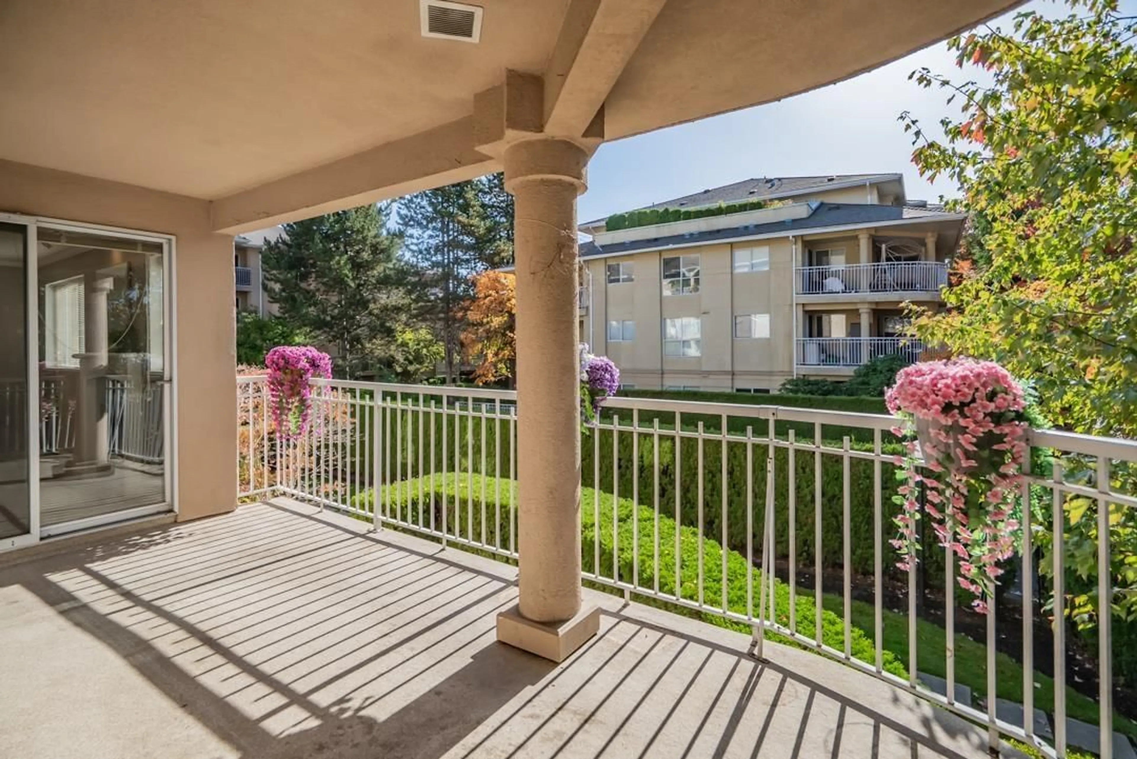 Patio, water/lake/river/ocean view for 203 - 13733 74 AVENUE, Surrey British Columbia V3W1B8