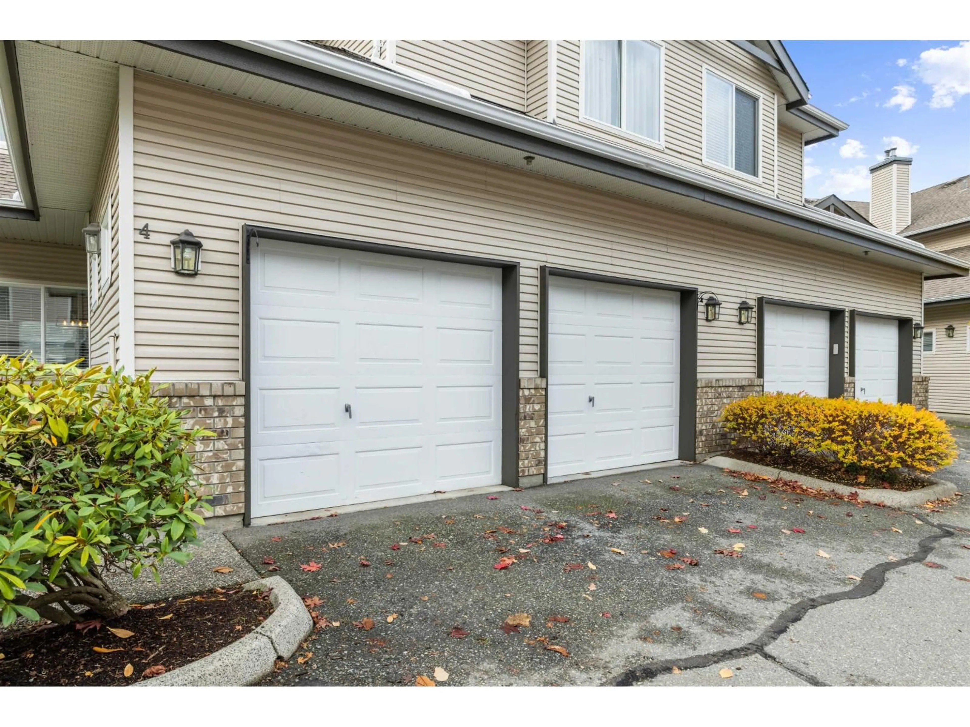 Indoor garage for 4 - 20750 TELEGRAPH TRAIL, Langley British Columbia V1M2W1