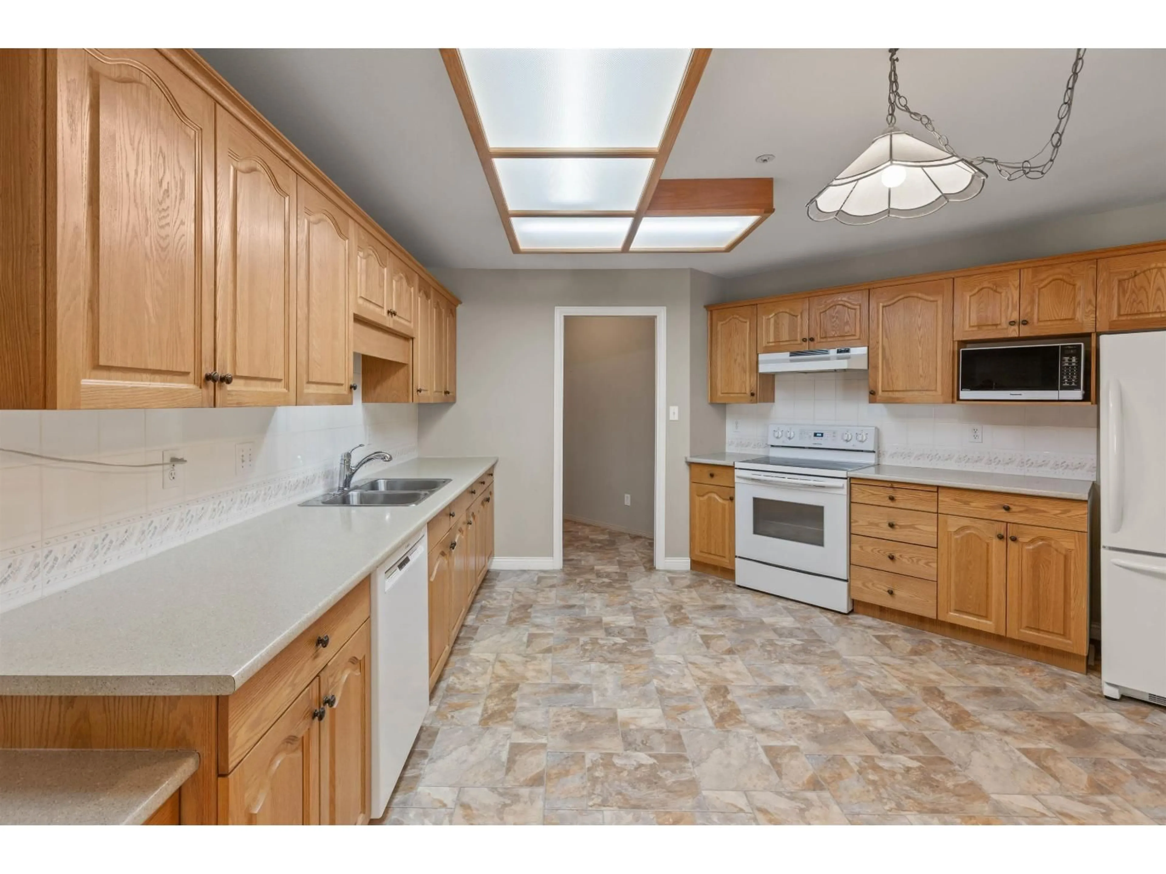 Standard kitchen, ceramic/tile floor for 409 - 2626 COUNTESS STREET, Abbotsford British Columbia V2T5P3