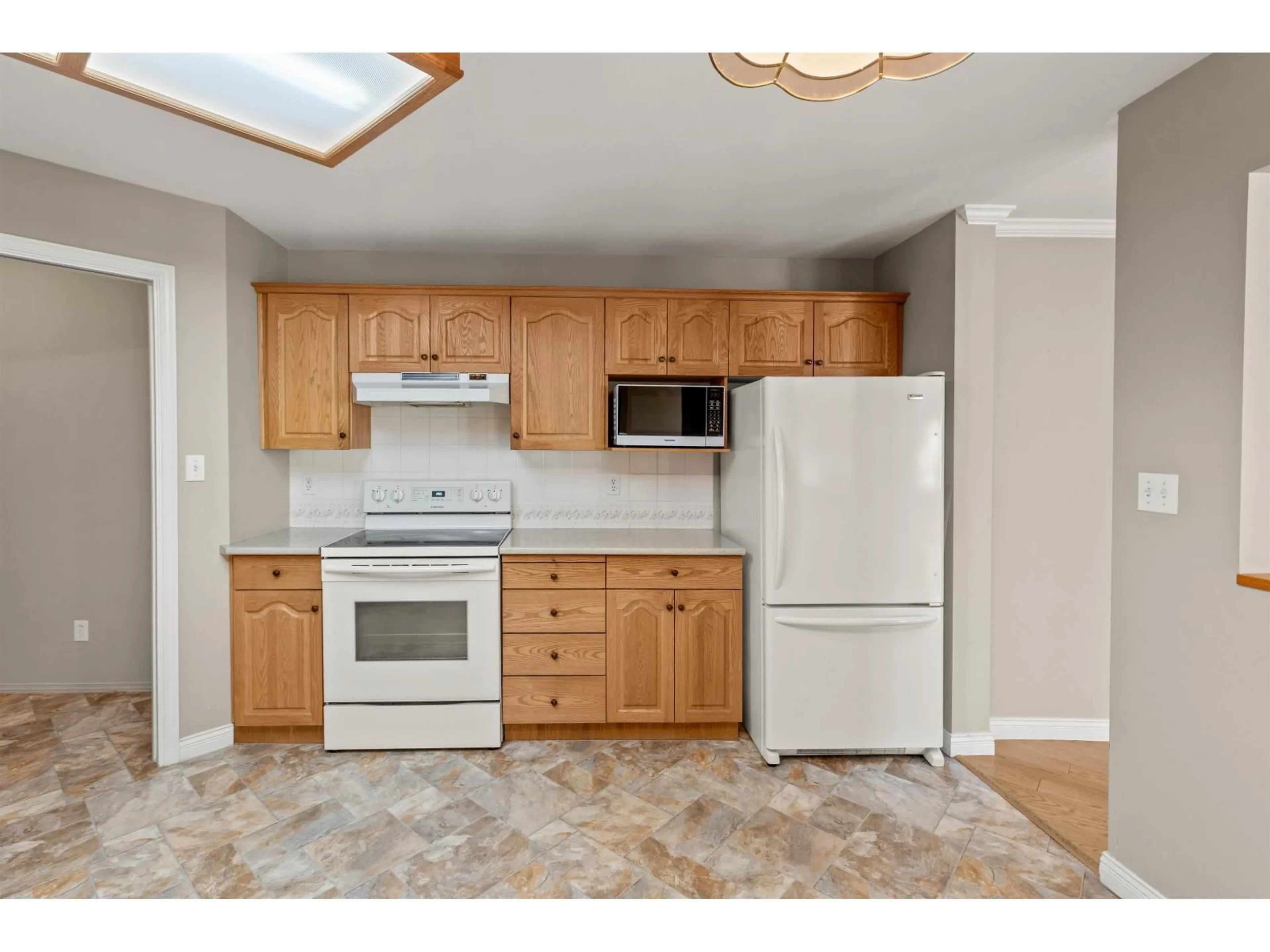 Standard kitchen, unknown for 409 - 2626 COUNTESS STREET, Abbotsford British Columbia V2T5P3