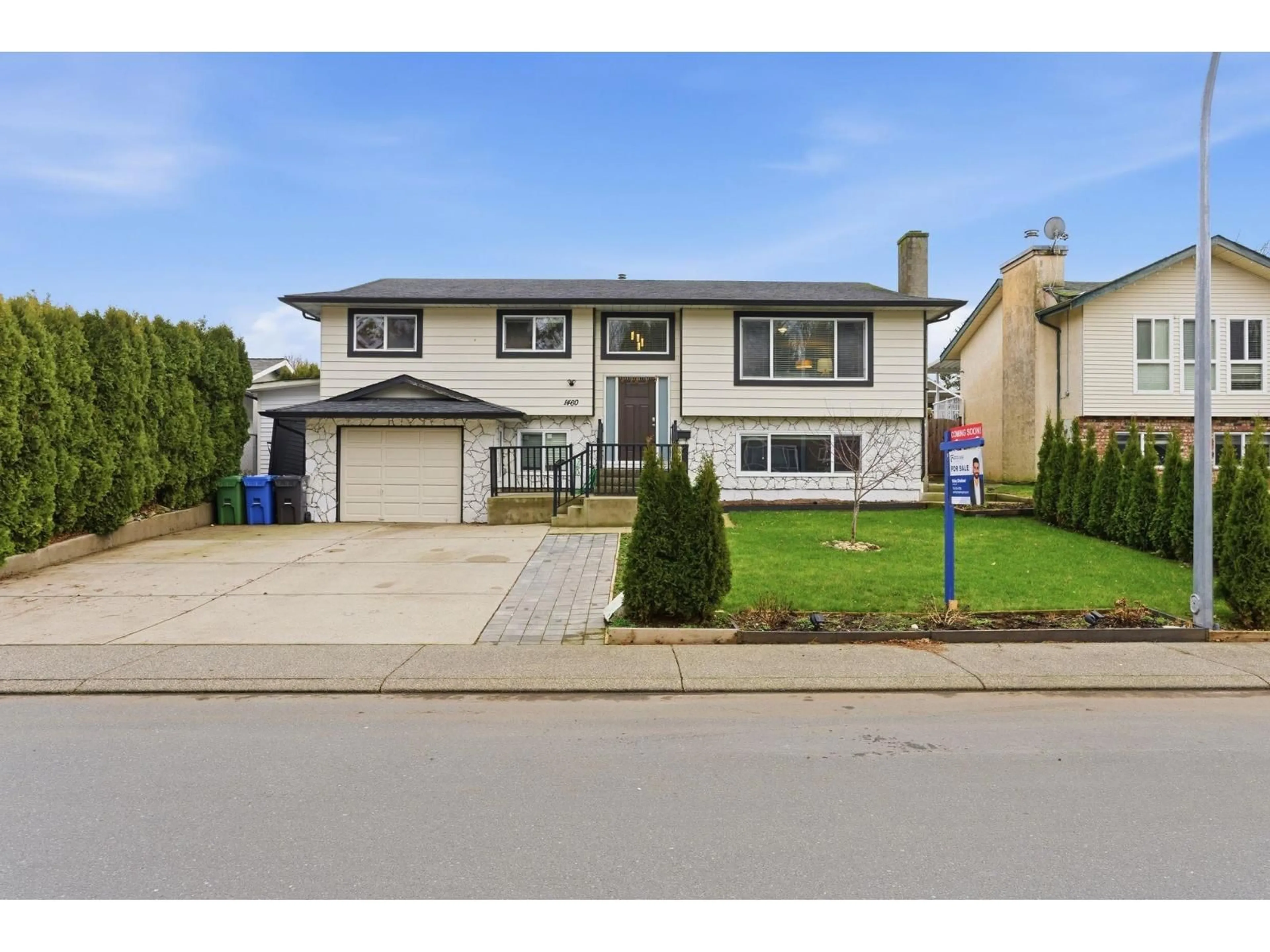 Home with vinyl exterior material, street for 1460 KASLO COURT, Abbotsford British Columbia V2S6H8