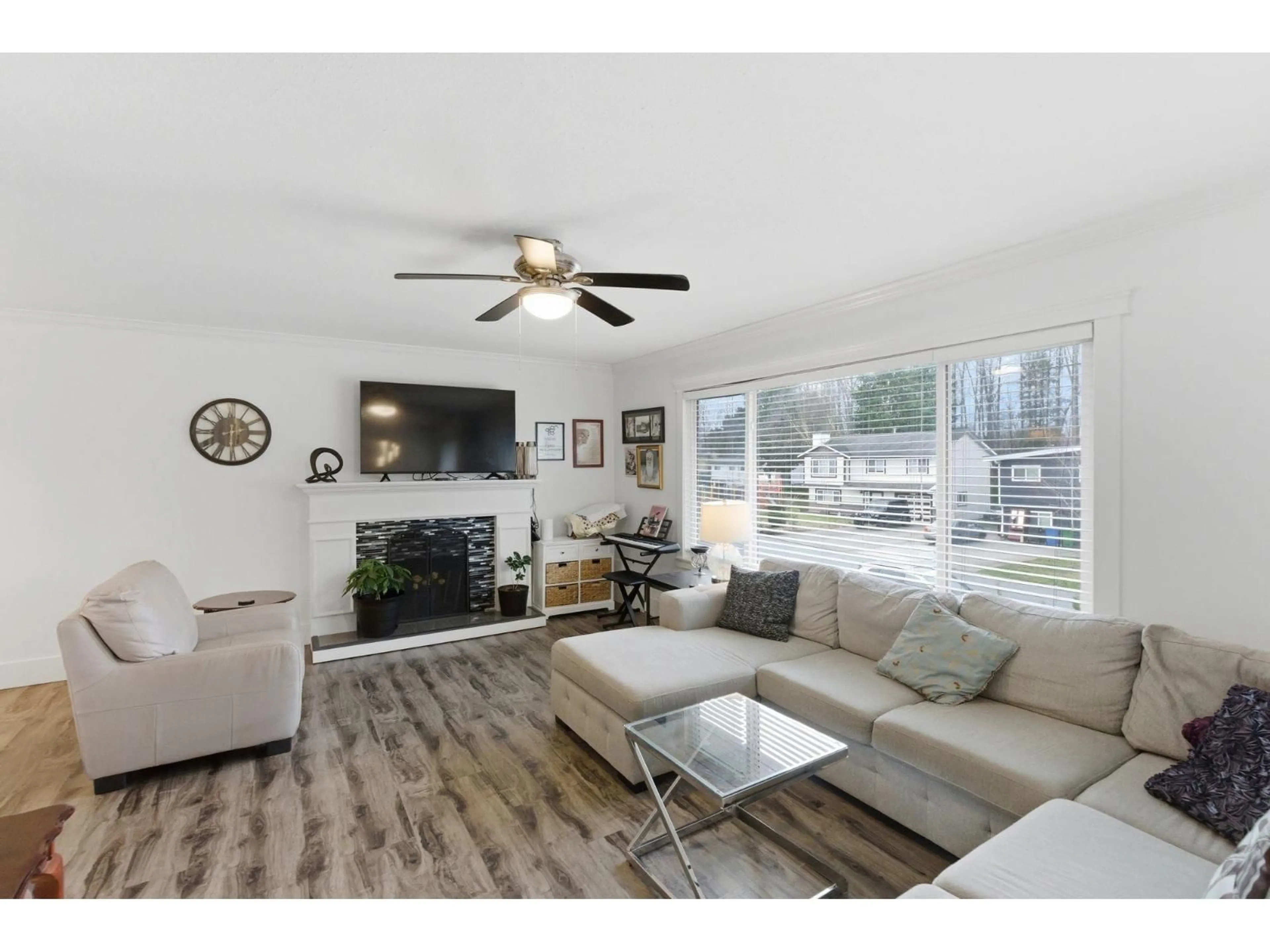 Living room with furniture, wood/laminate floor for 1460 KASLO COURT, Abbotsford British Columbia V2S6H8