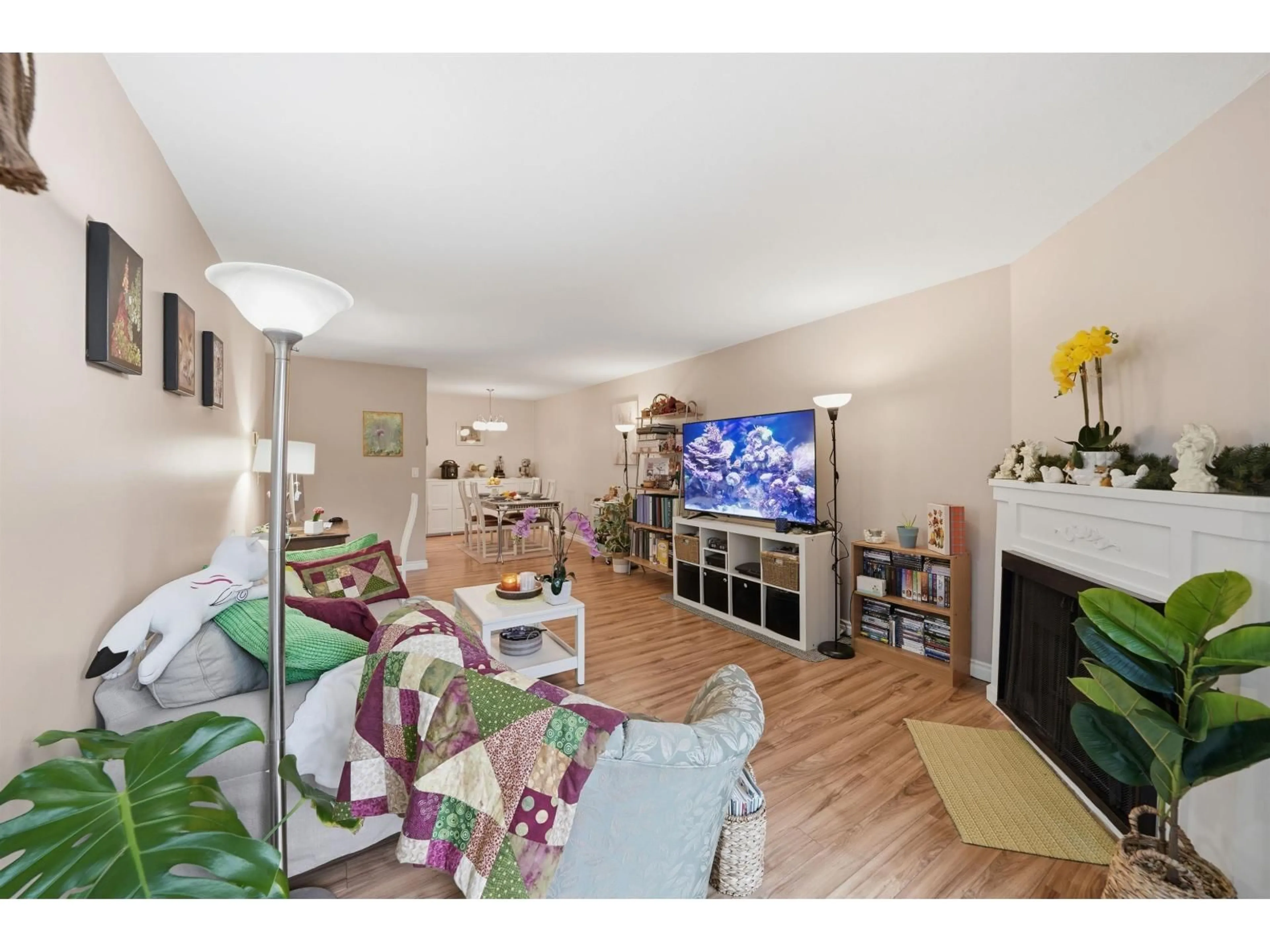 Living room with furniture, wood/laminate floor for 311 - 9682 134 STREET, Surrey British Columbia V3T5L6