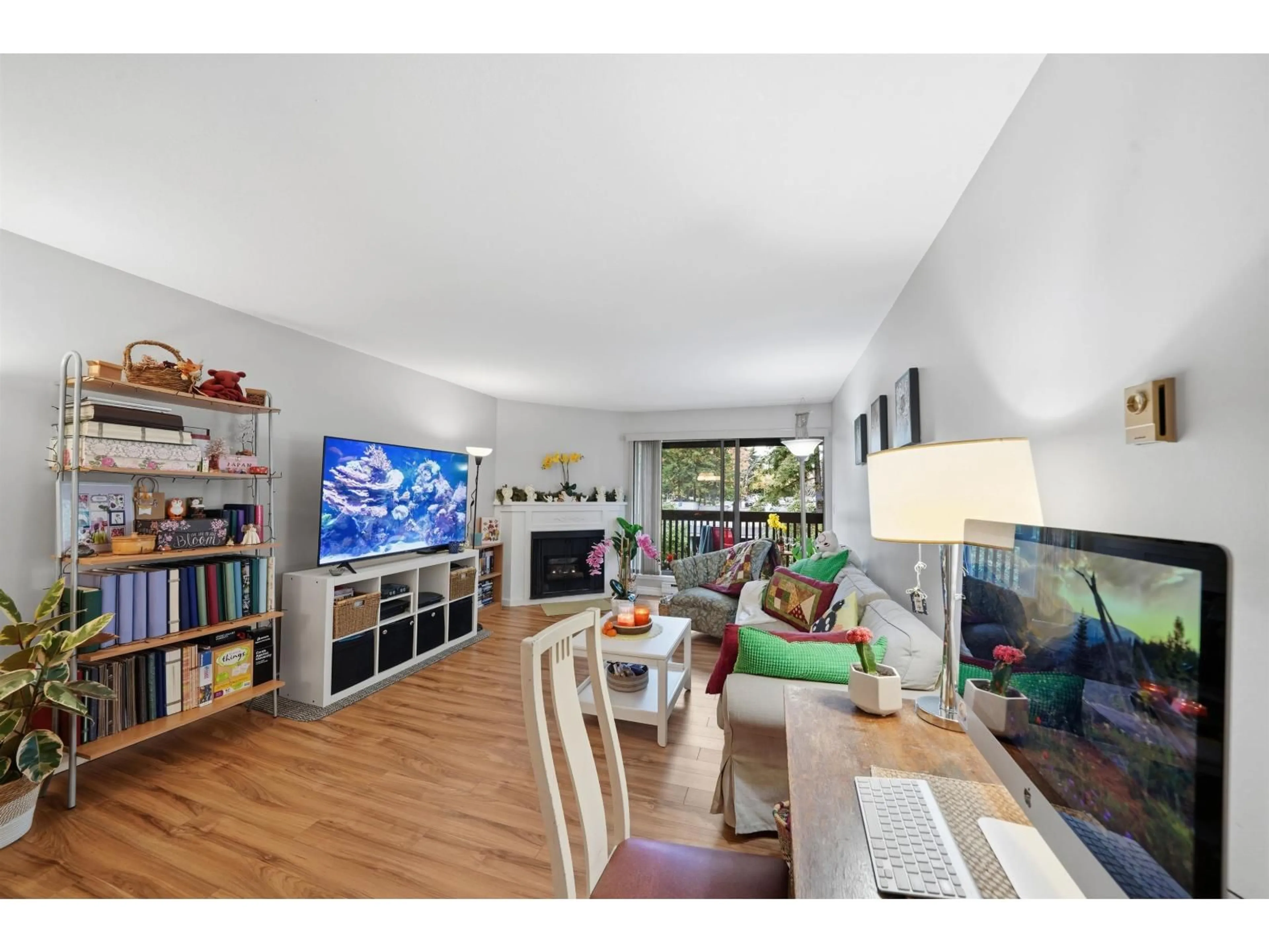 Living room with furniture, wood/laminate floor for 311 - 9682 134 STREET, Surrey British Columbia V3T5L6