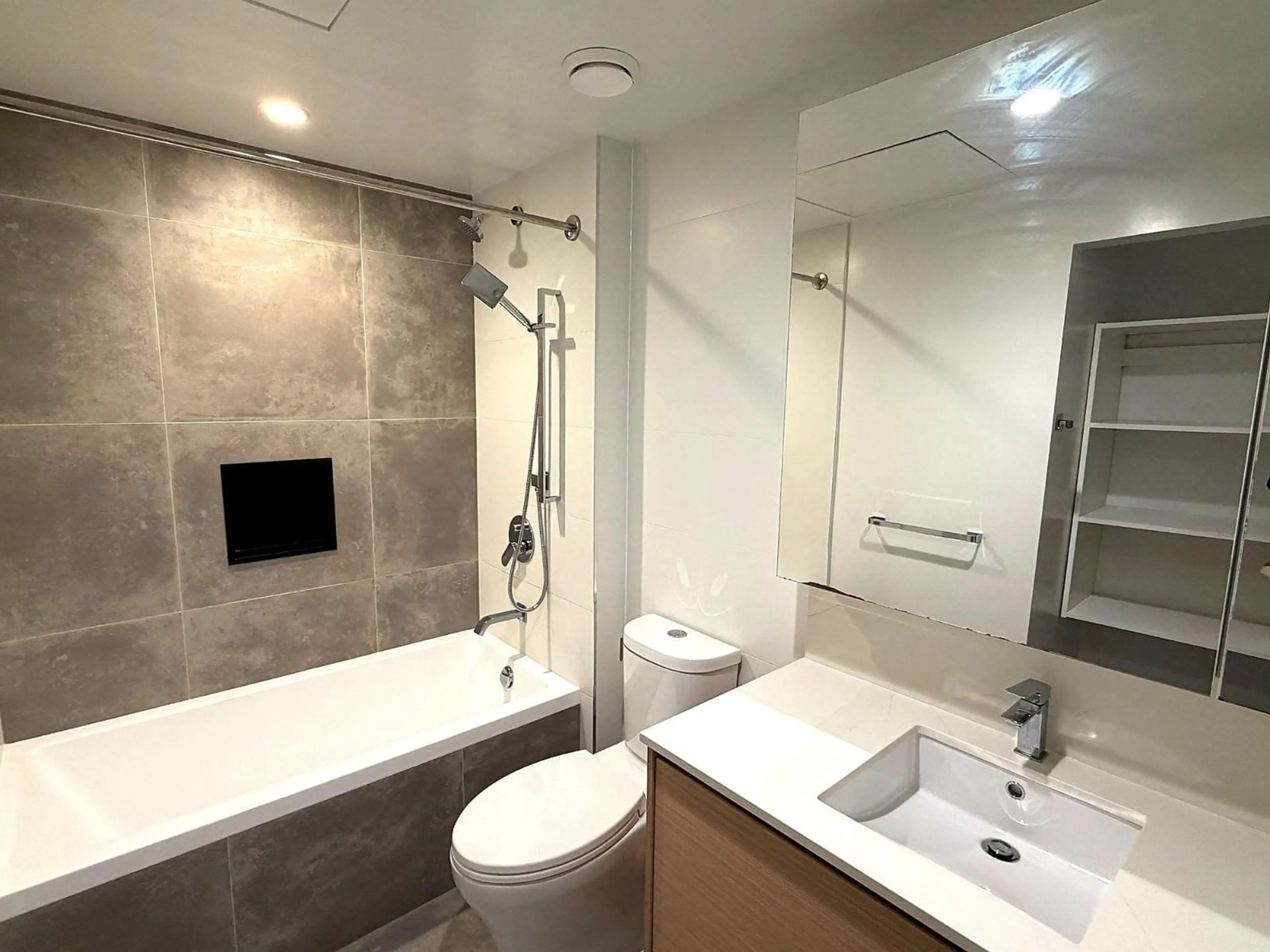 Contemporary bathroom, ceramic/tile floor for 3307 - 13725 GEORGE JUNCTION, Surrey British Columbia V3T4Y3