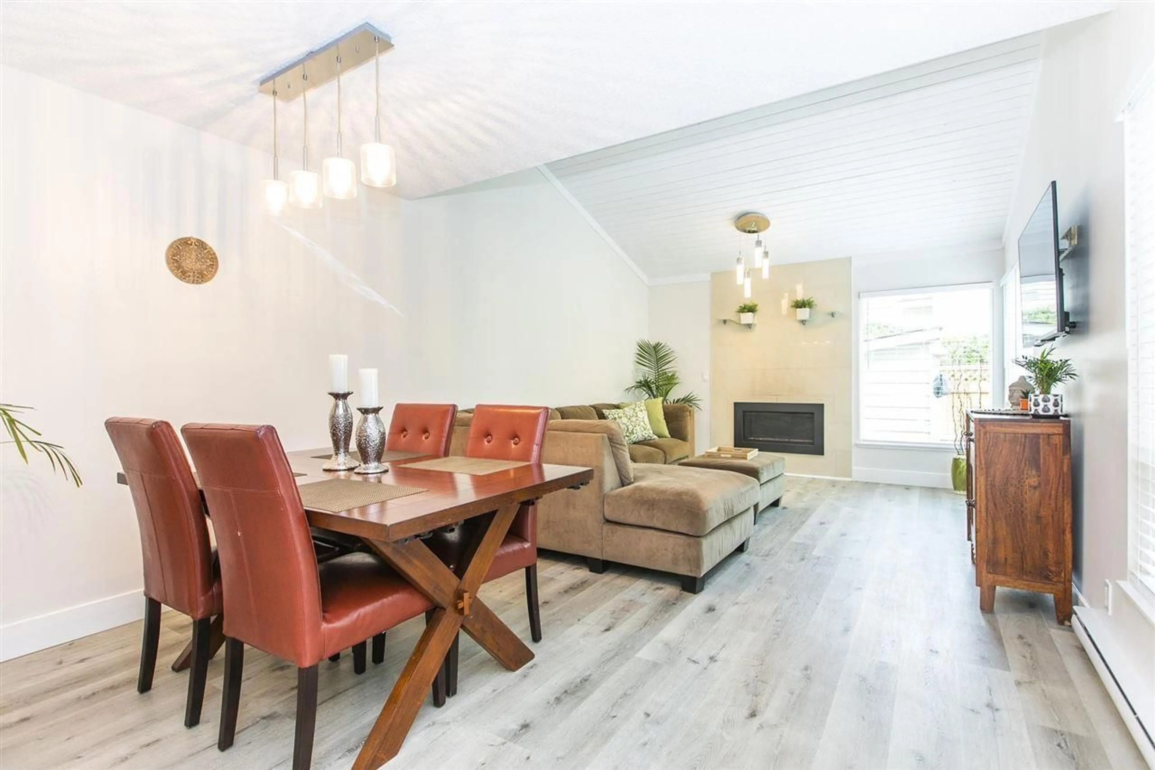 Dining room, wood/laminate floor for 6110 GREENSIDE DRIVE, Surrey British Columbia V3S5M8