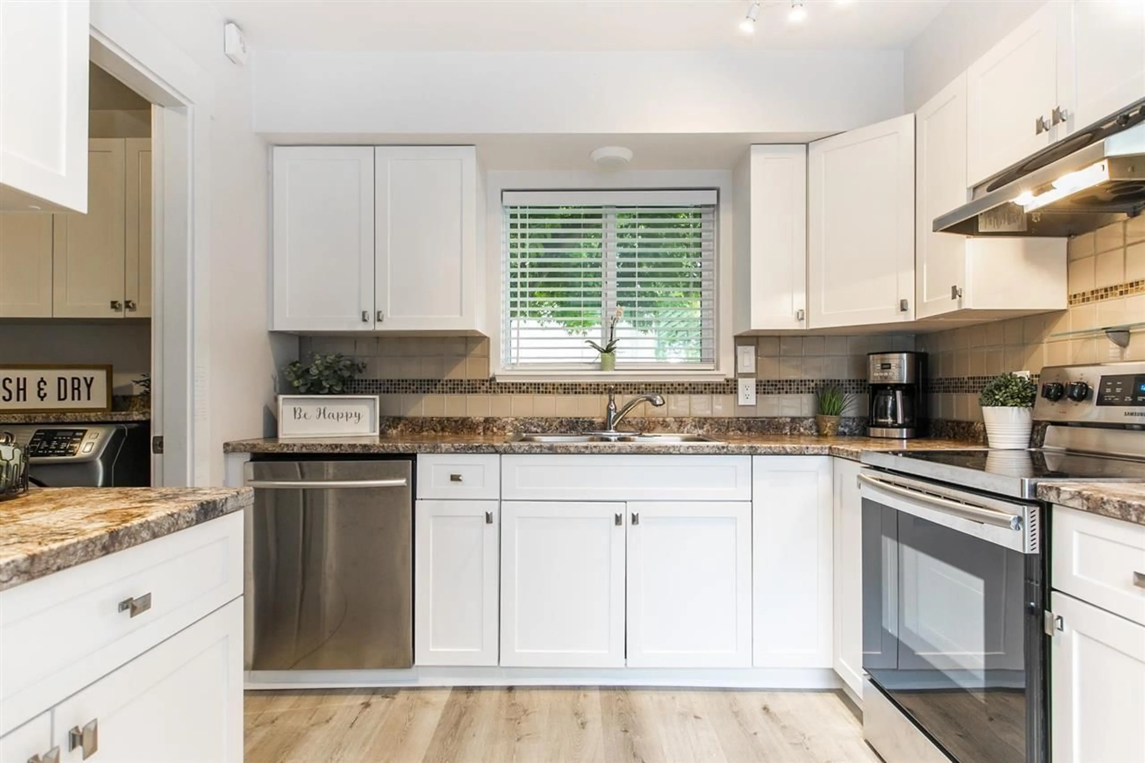 Open concept kitchen, wood/laminate floor for 6110 GREENSIDE DRIVE, Surrey British Columbia V3S5M8