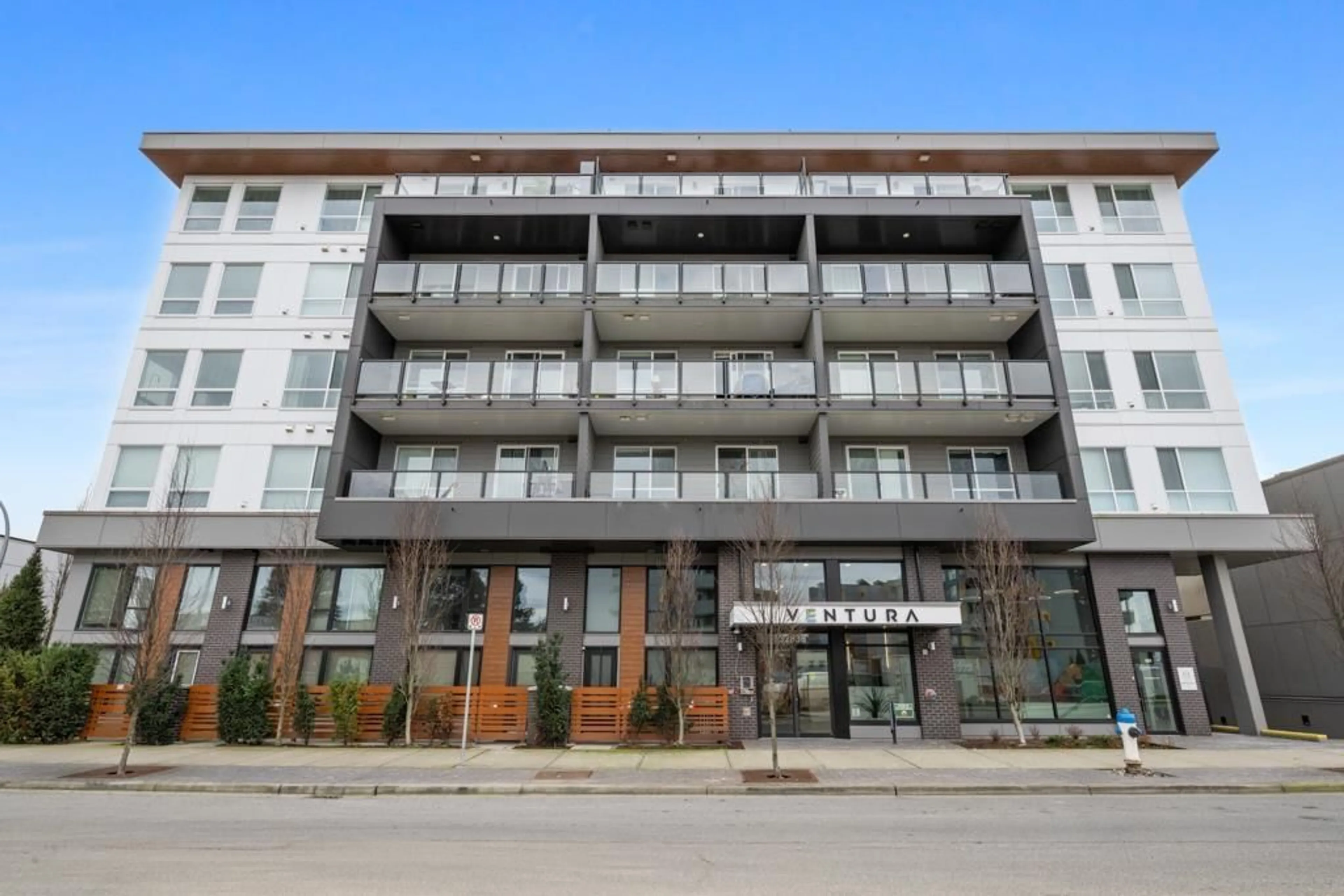 Patio, building for 212 - 32838 VENTURA AVENUE, Abbotsford British Columbia V2S0M5