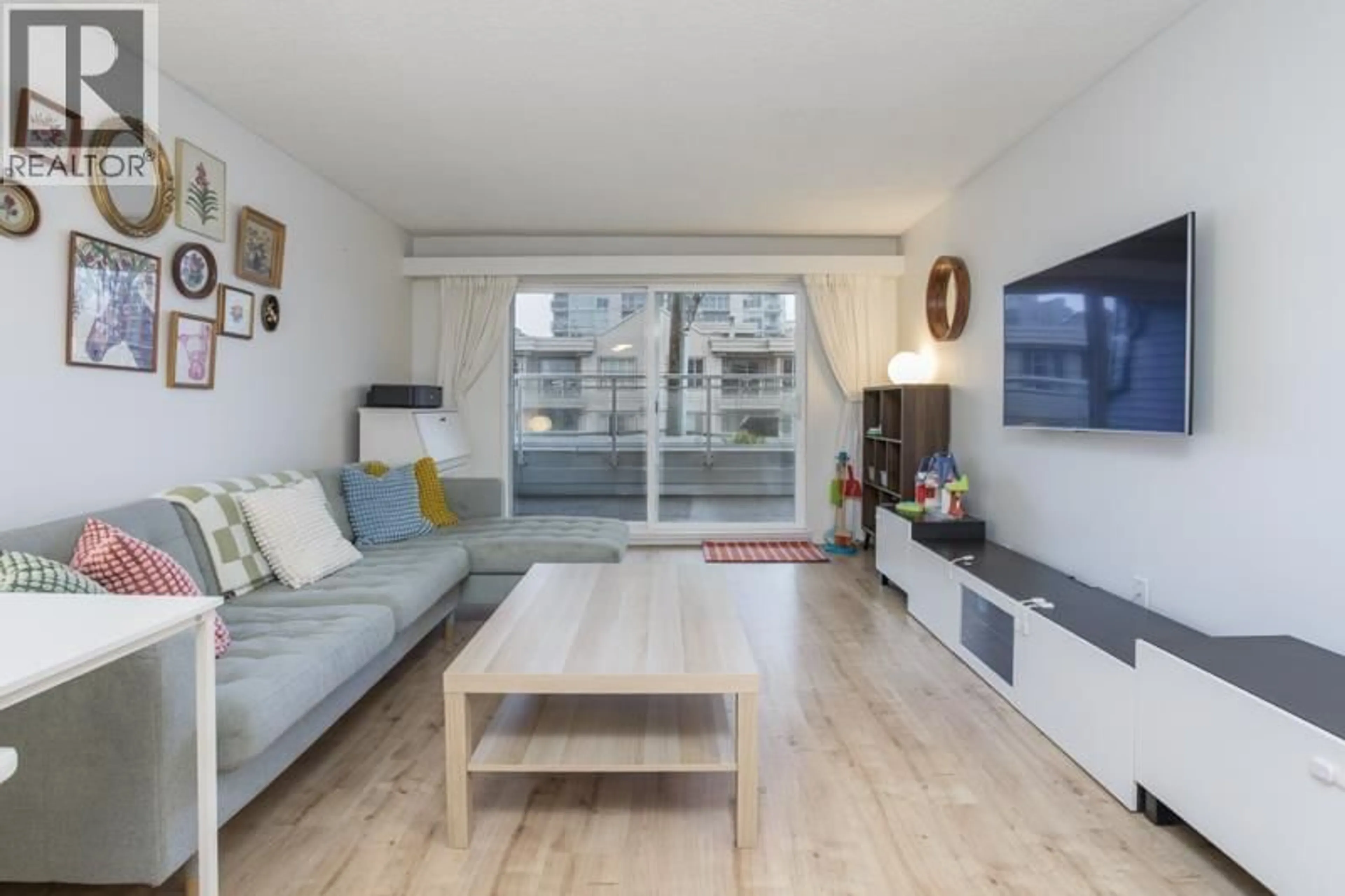 Living room with furniture, wood/laminate floor for 119 - 550 ROYAL AVENUE, New Westminster British Columbia V3L5H9