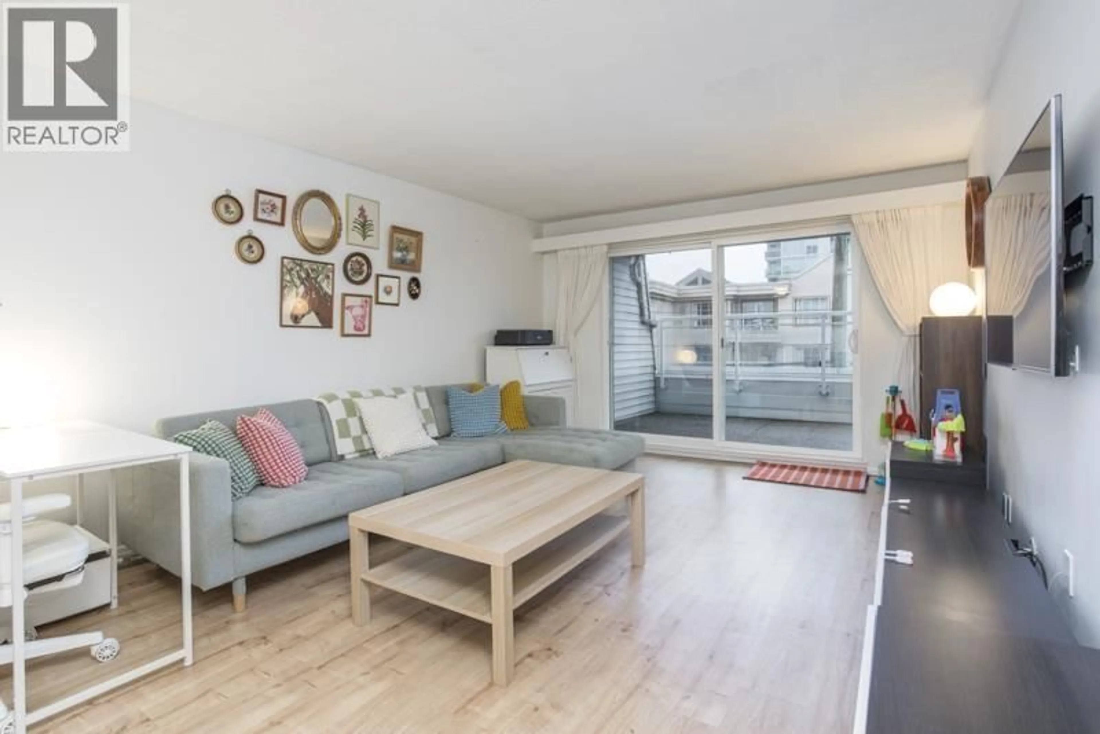 Living room with furniture, wood/laminate floor for 119 - 550 ROYAL AVENUE, New Westminster British Columbia V3L5H9