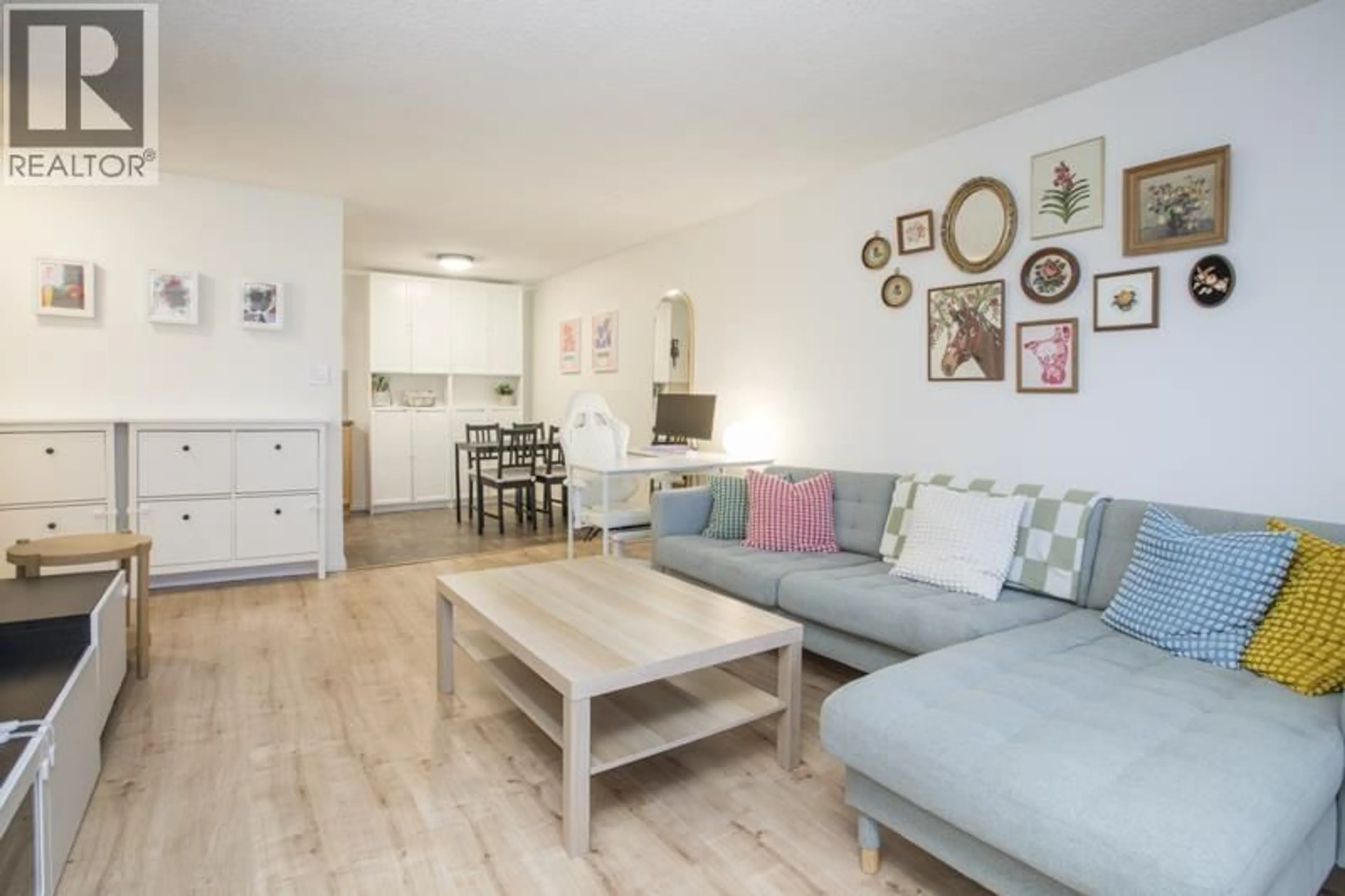 Living room with furniture, wood/laminate floor for 119 - 550 ROYAL AVENUE, New Westminster British Columbia V3L5H9