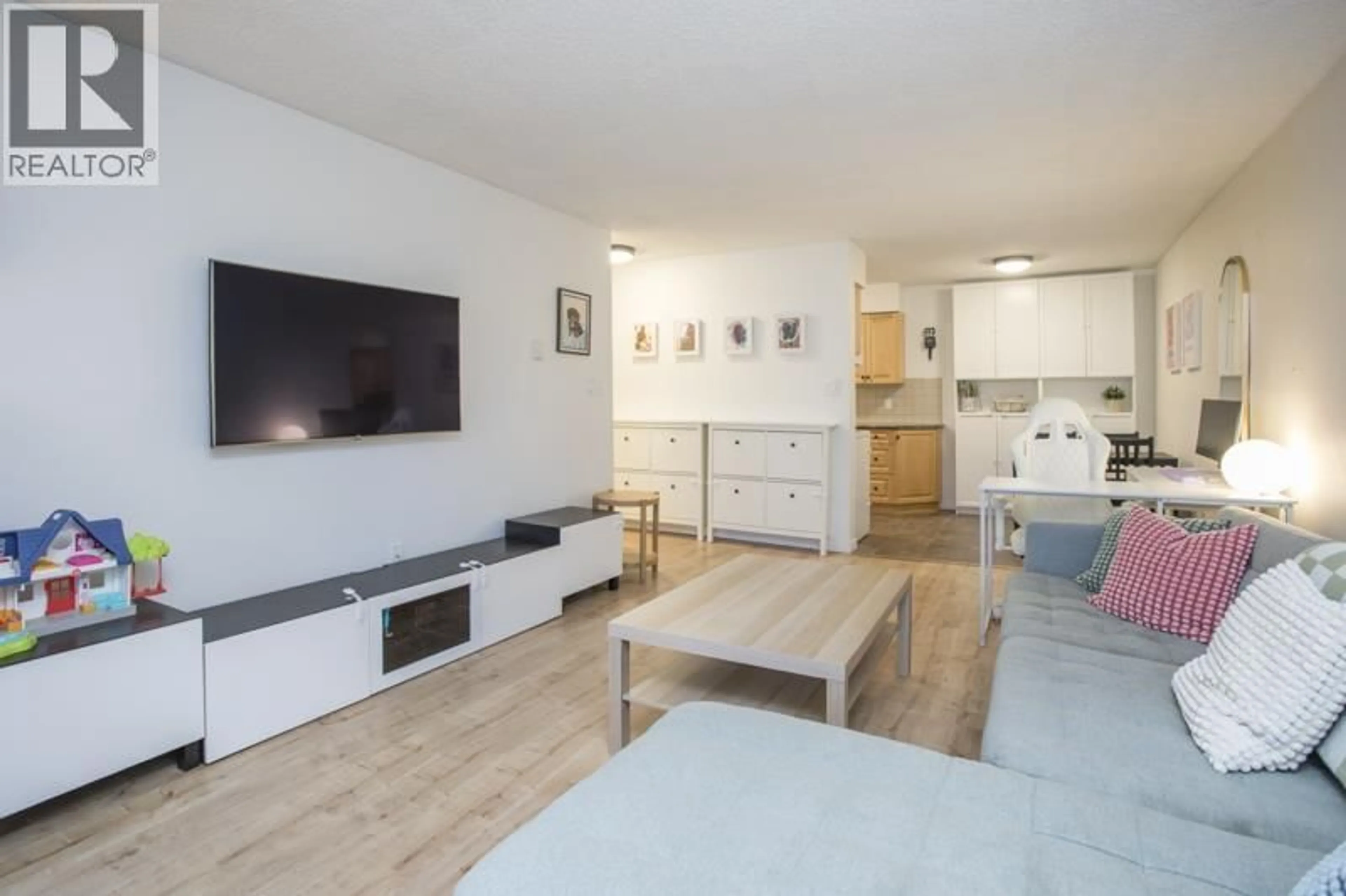 Living room with furniture, wood/laminate floor for 119 - 550 ROYAL AVENUE, New Westminster British Columbia V3L5H9