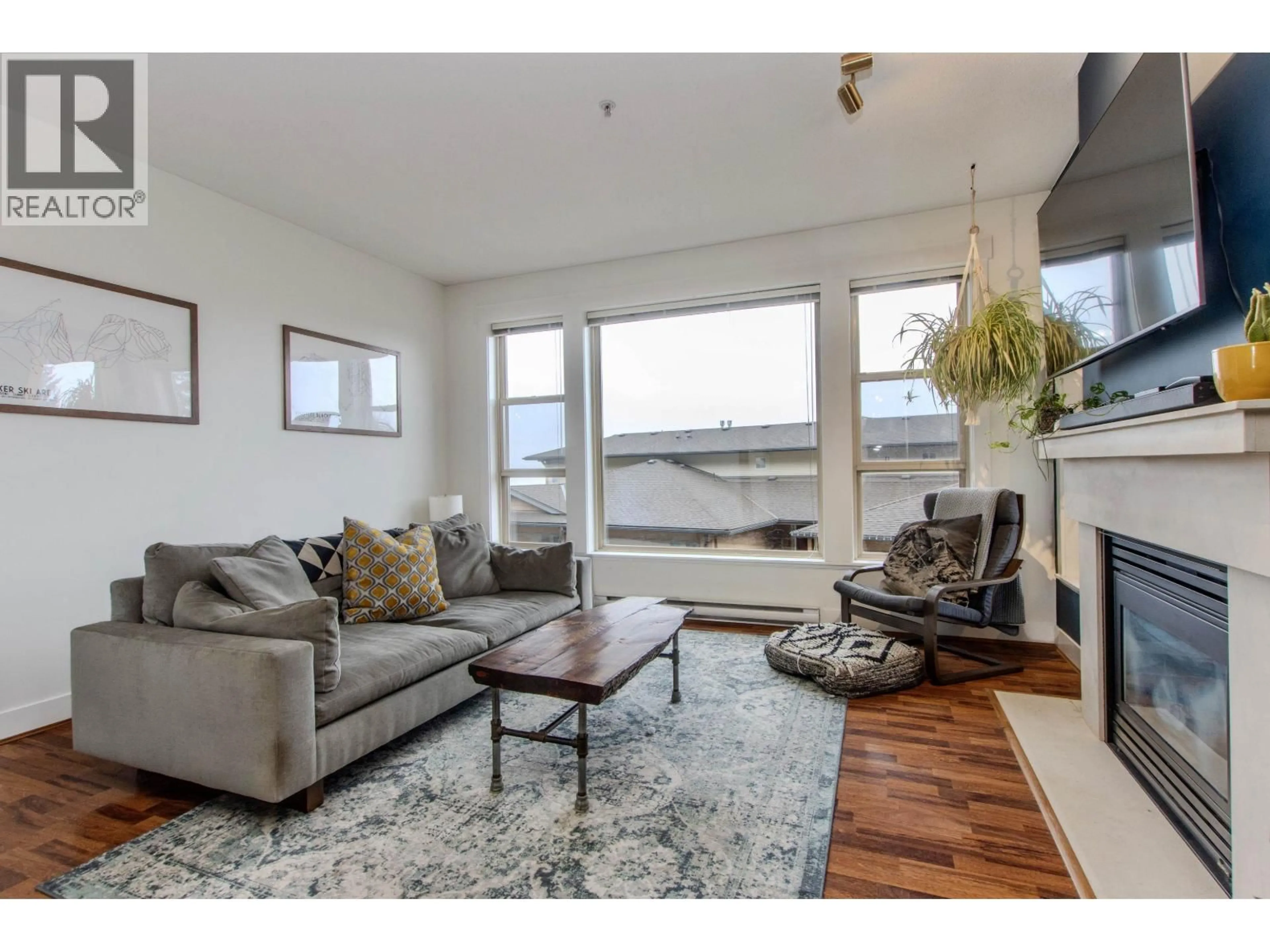 Living room with furniture, wood/laminate floor for 34 - 1026 GLACIER VIEW DRIVE, Squamish British Columbia V8B0G1