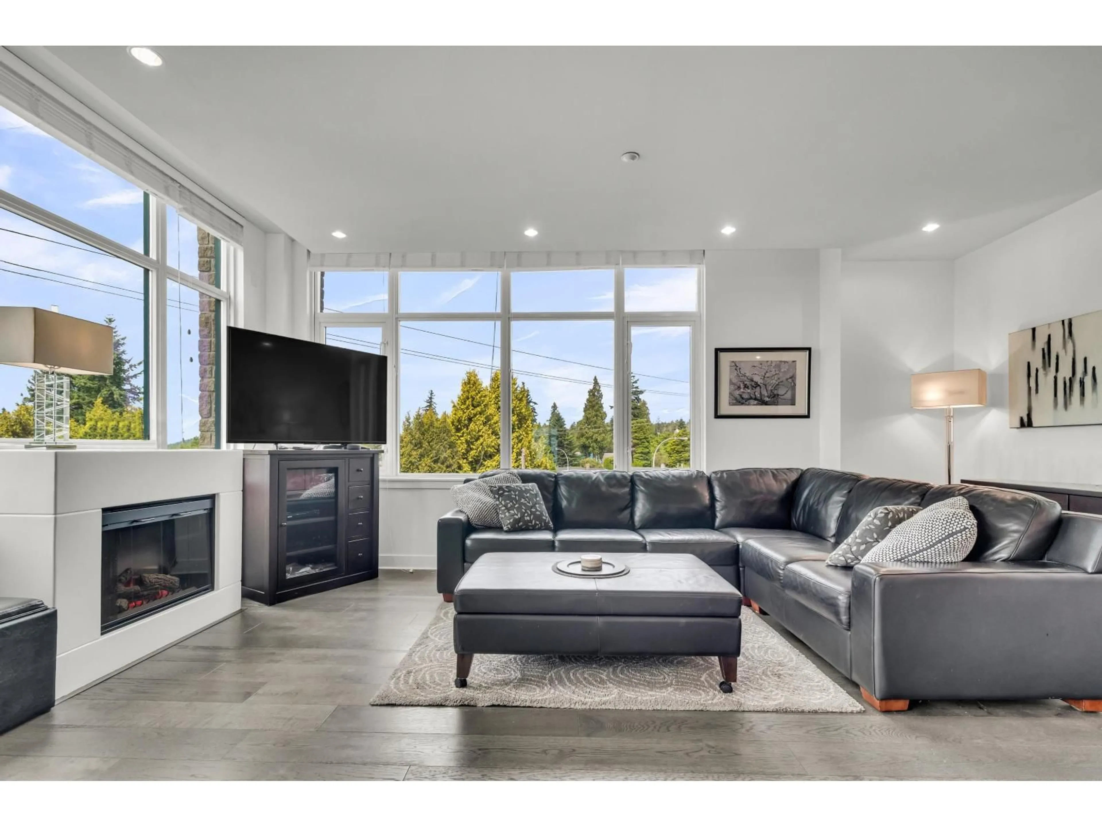 Living room with furniture, unknown for 303 - 14824 NORTH BLUFF ROAD, White Rock British Columbia V4B3E2