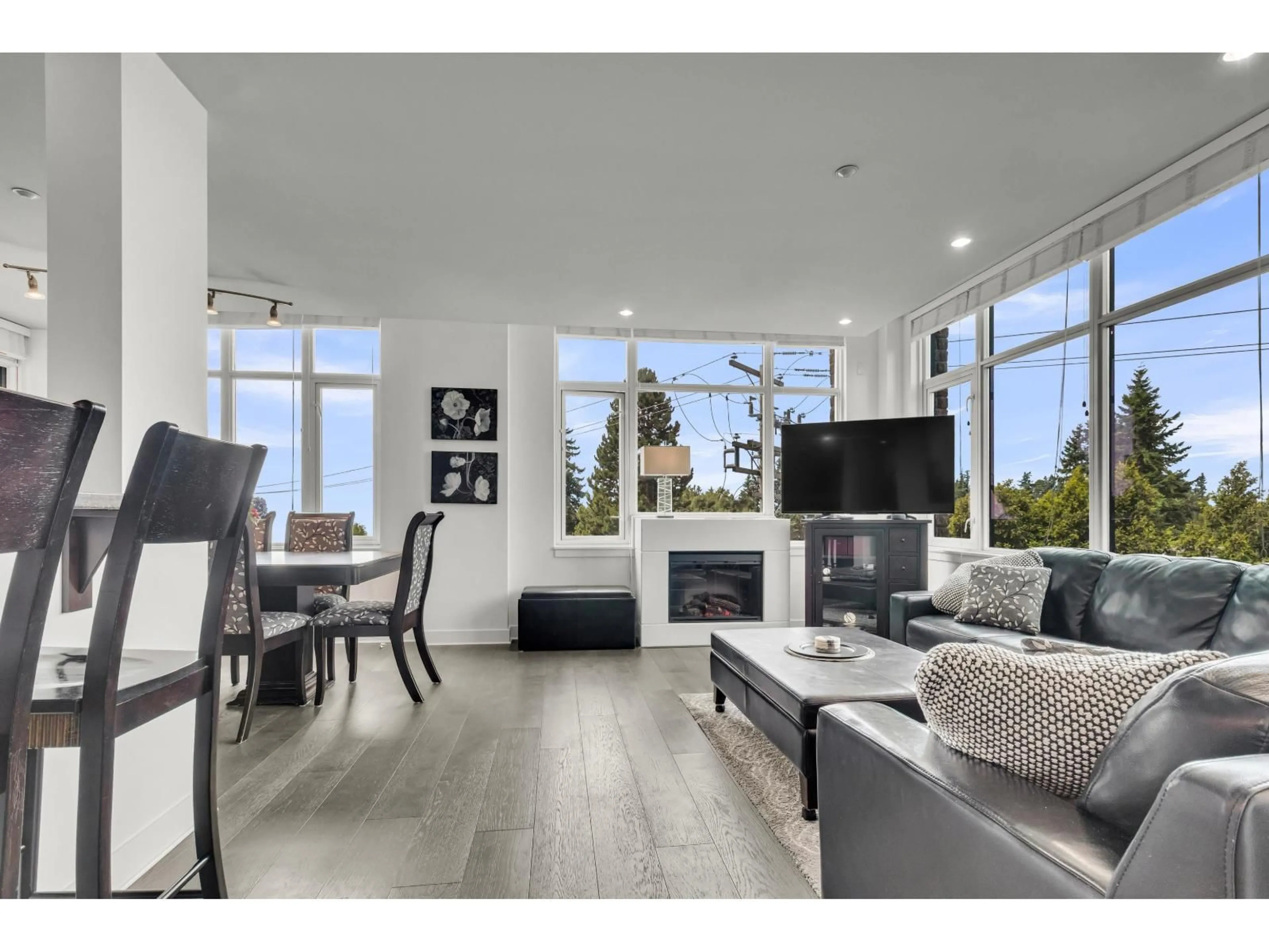 Living room with furniture, unknown for 303 - 14824 NORTH BLUFF ROAD, White Rock British Columbia V4B3E2