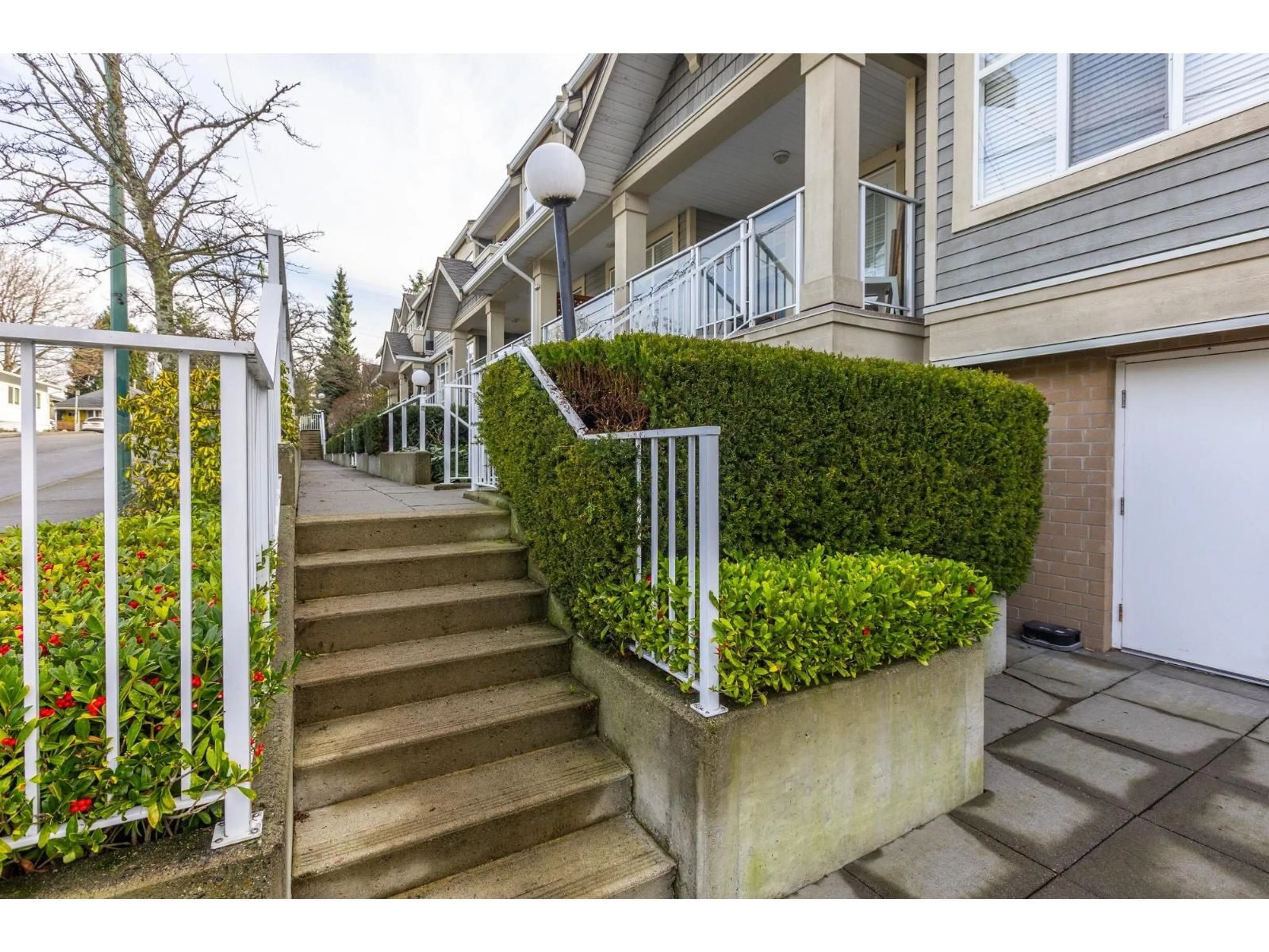 Patio, street for 105 - 15621 MARINE DRIVE, White Rock British Columbia V4B1E1