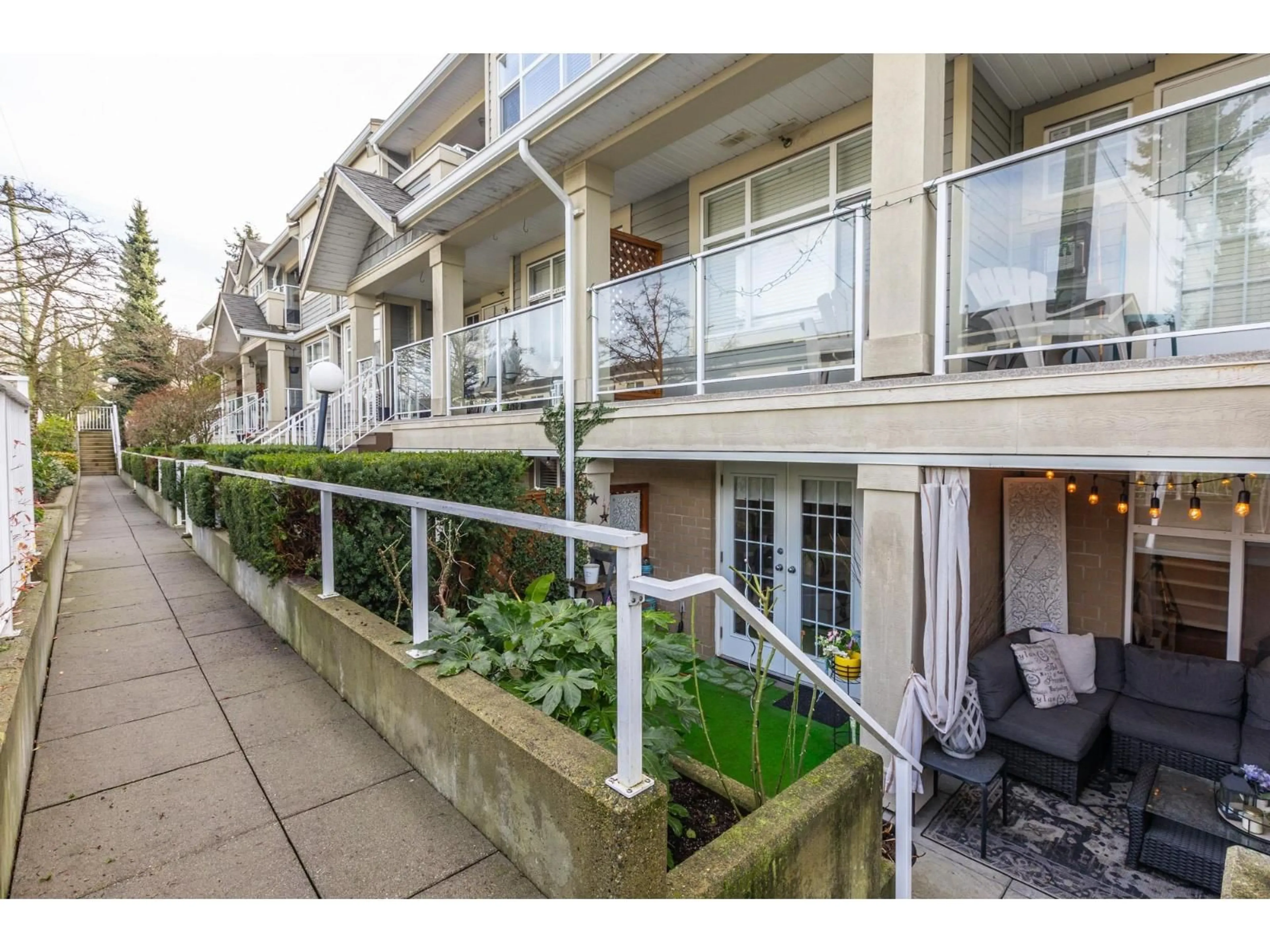 Patio, street for 105 - 15621 MARINE DRIVE, White Rock British Columbia V4B1E1