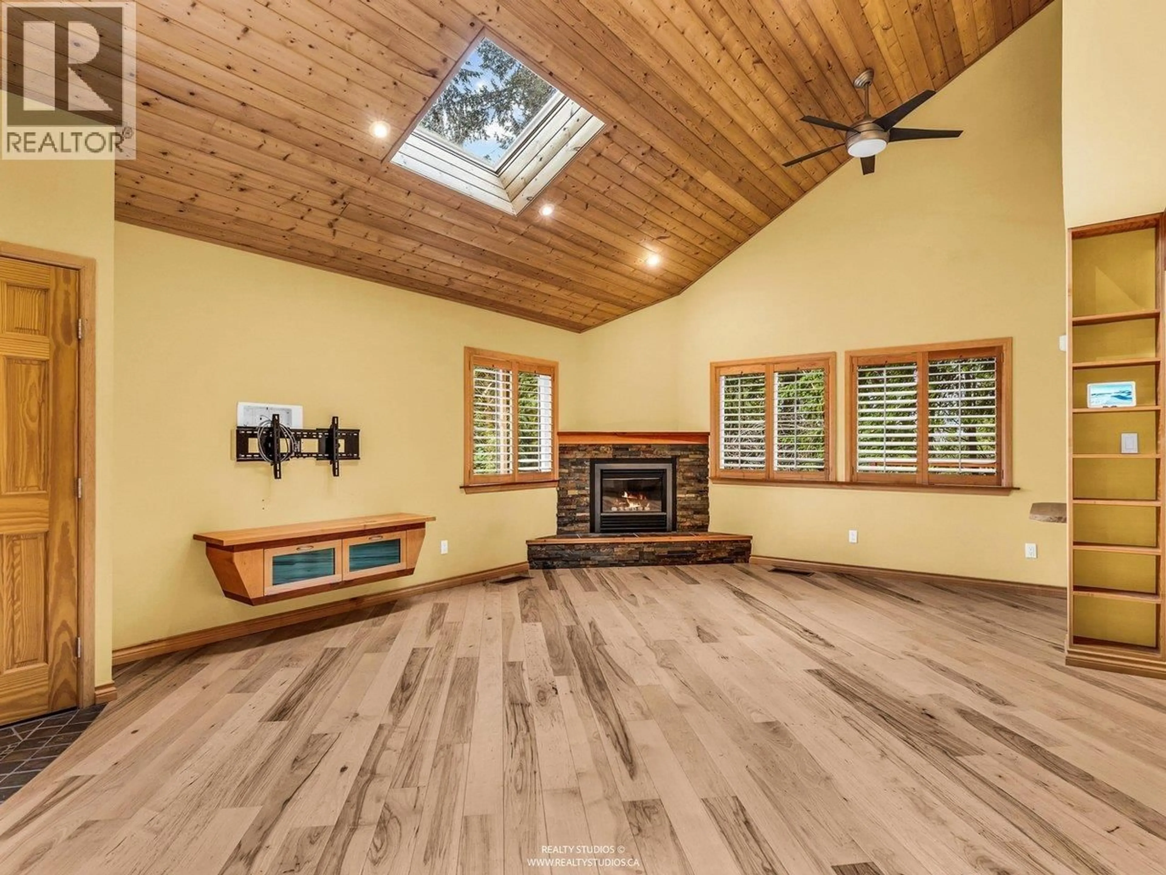 Unknown for 3859 CALDER AVENUE, North Vancouver British Columbia V7N3S4