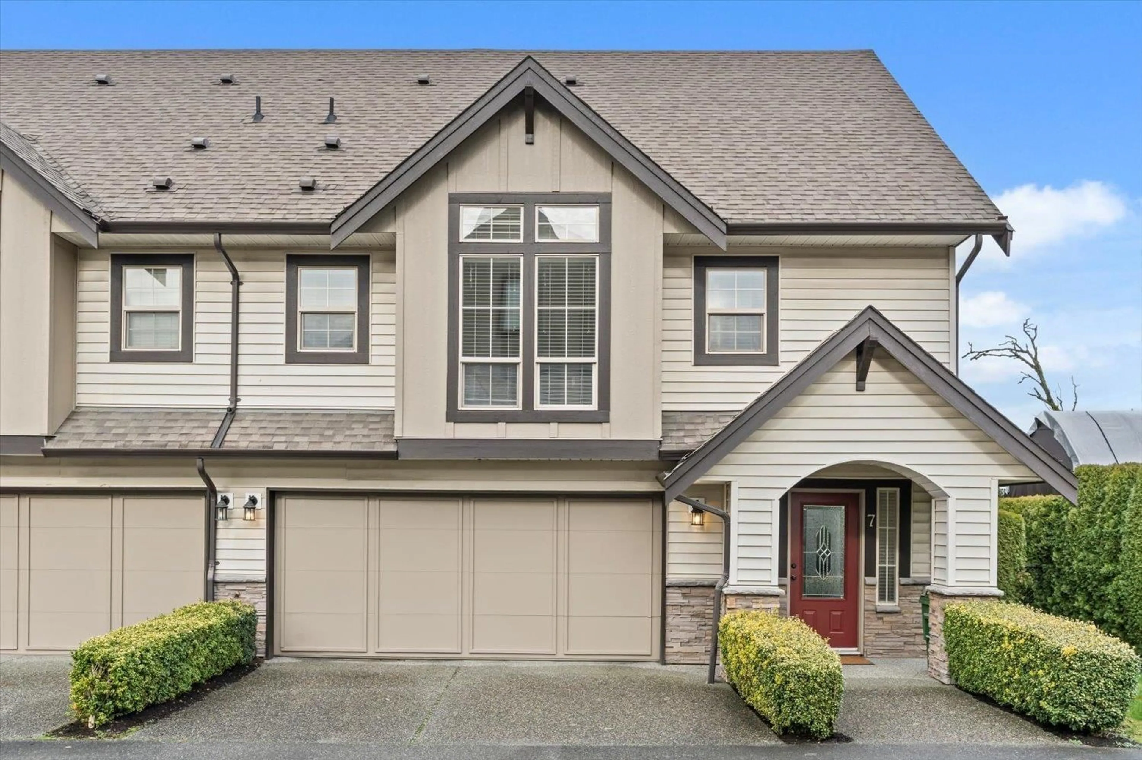 Home with vinyl exterior material, street for 7 - 46151 AIRPORT ROAD, Chilliwack British Columbia V2P0A1