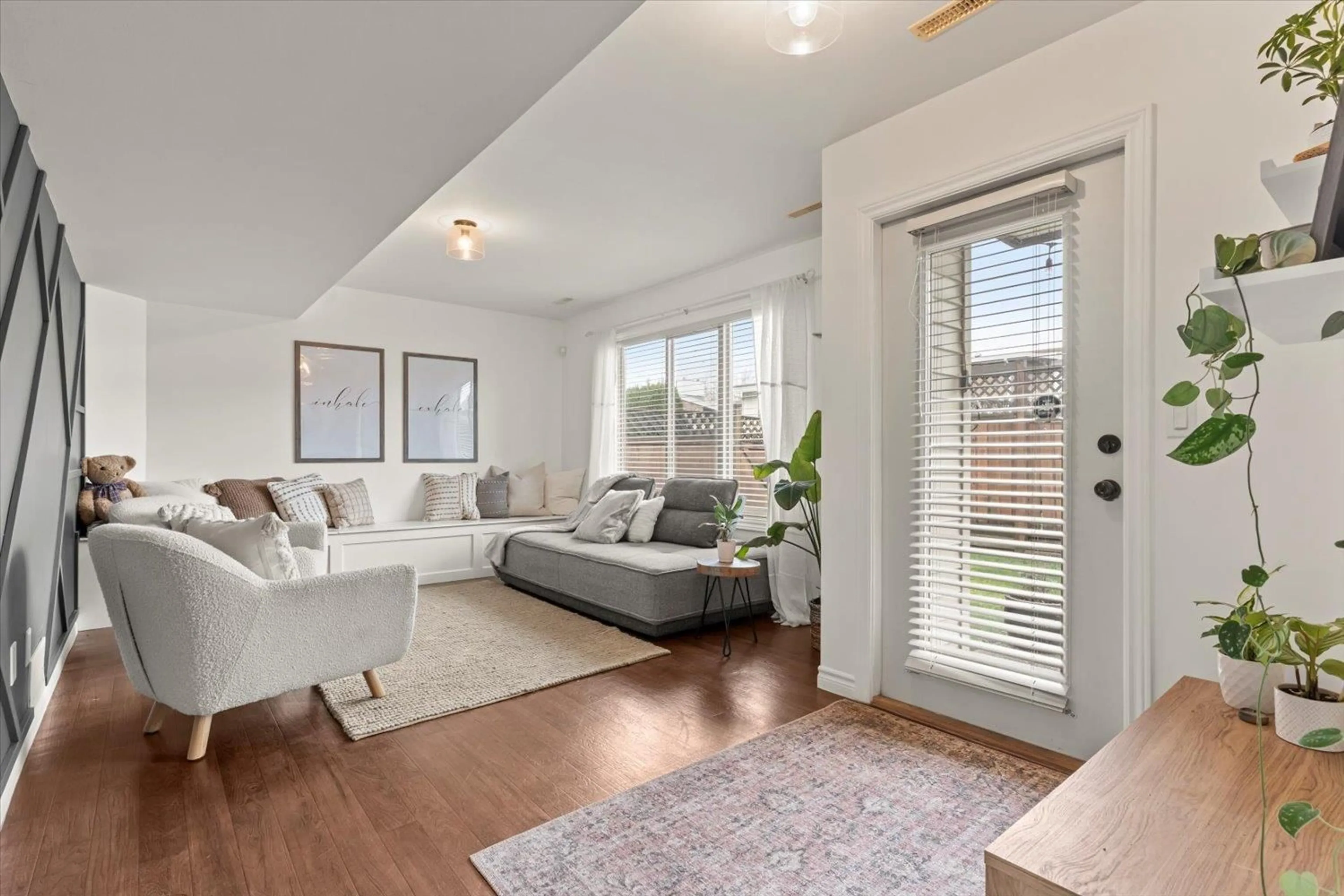 Living room with furniture, wood/laminate floor for 7 - 46151 AIRPORT ROAD, Chilliwack British Columbia V2P0A1