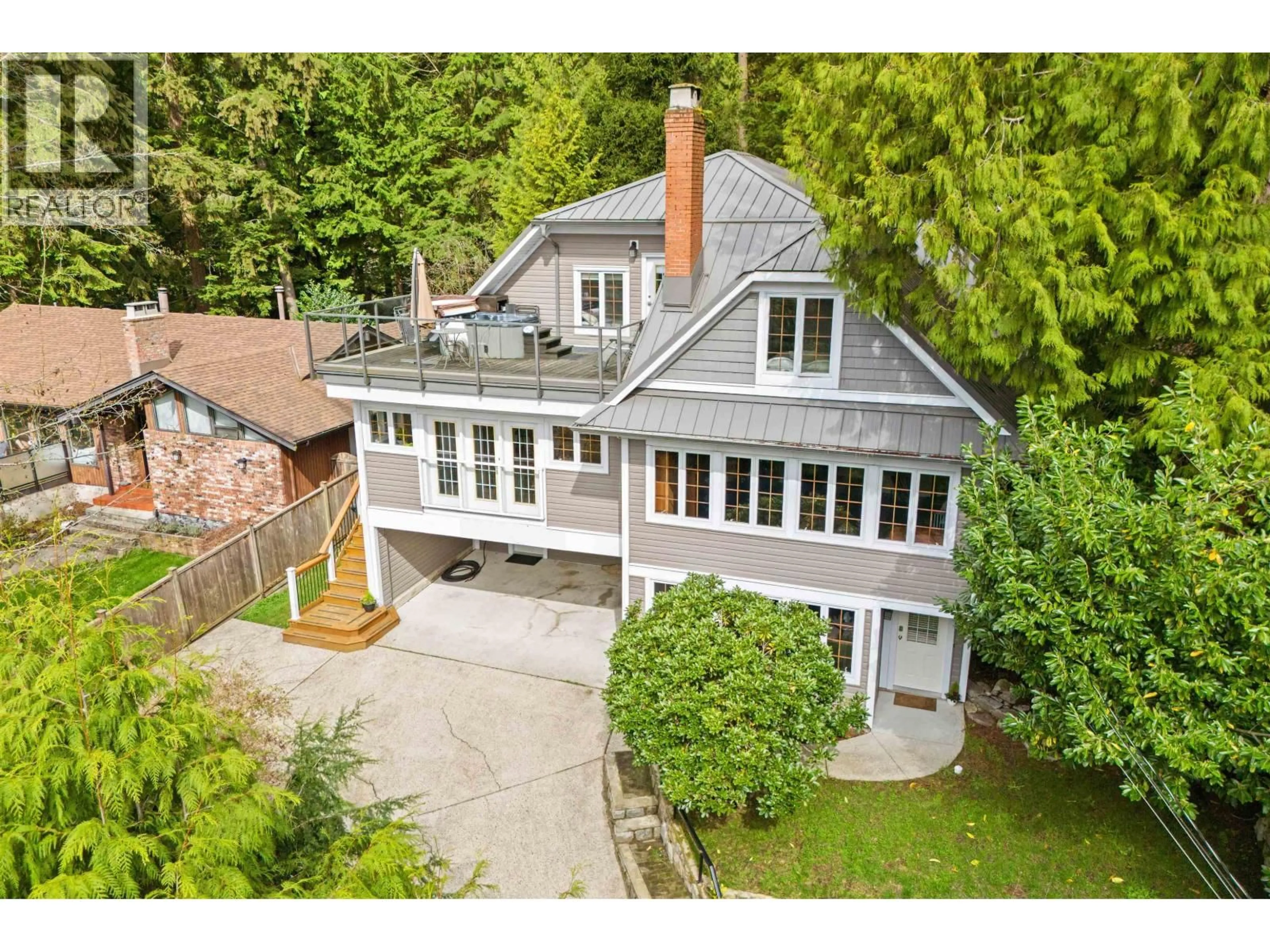 A pic from outside/outdoor area/front of a property/back of a property/a pic from drone, unknown for 4622 COVE CLIFF ROAD, North Vancouver British Columbia V7G1H6