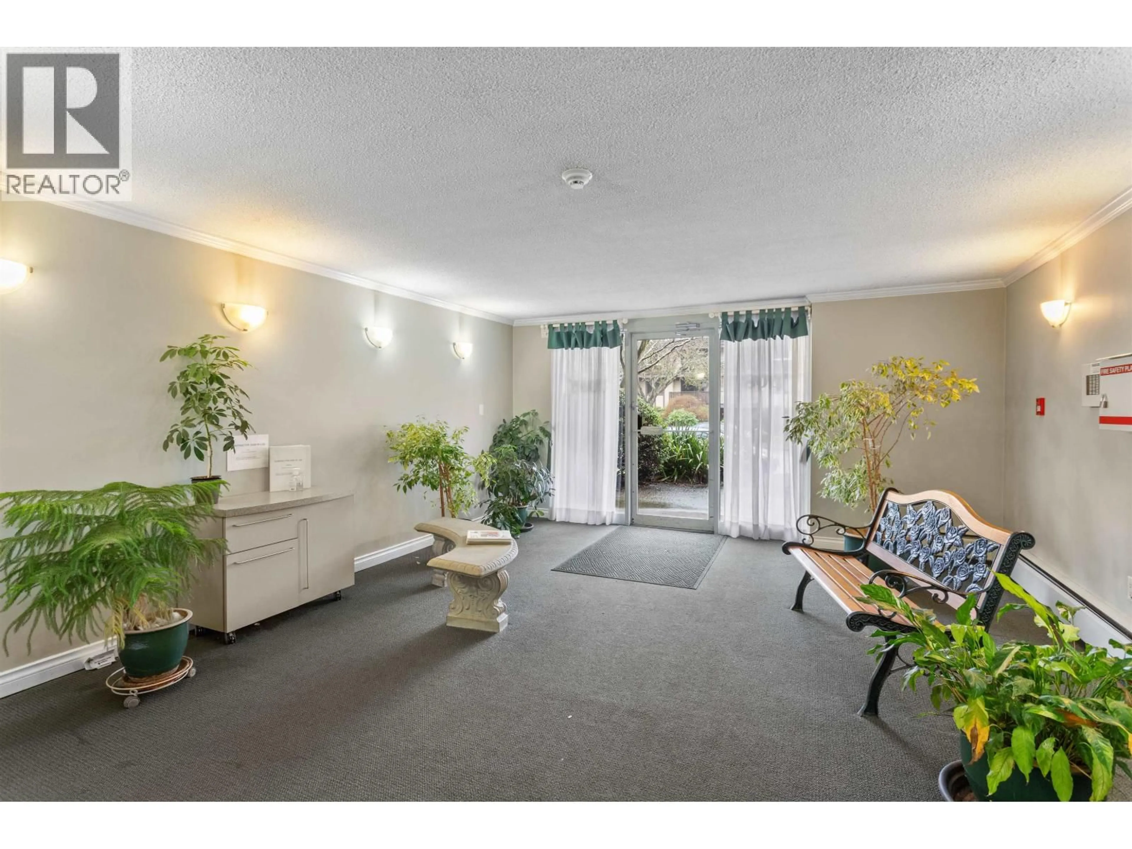 Indoor foyer for 201 - 308 2ND STREET, North Vancouver British Columbia V7M1E1