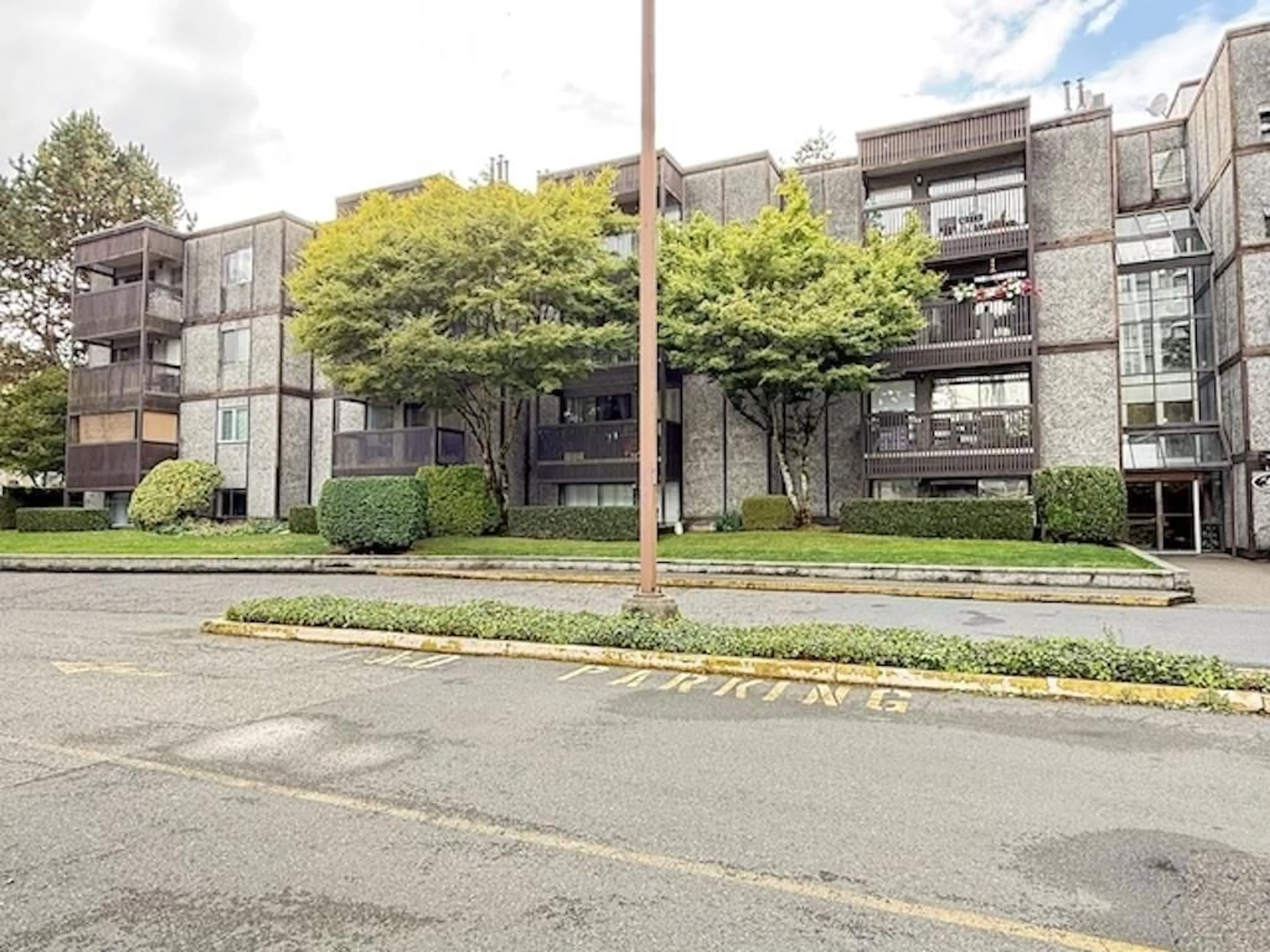 Patio, street for 411 - 13501 96 AVENUE, Surrey British Columbia V3V7L9