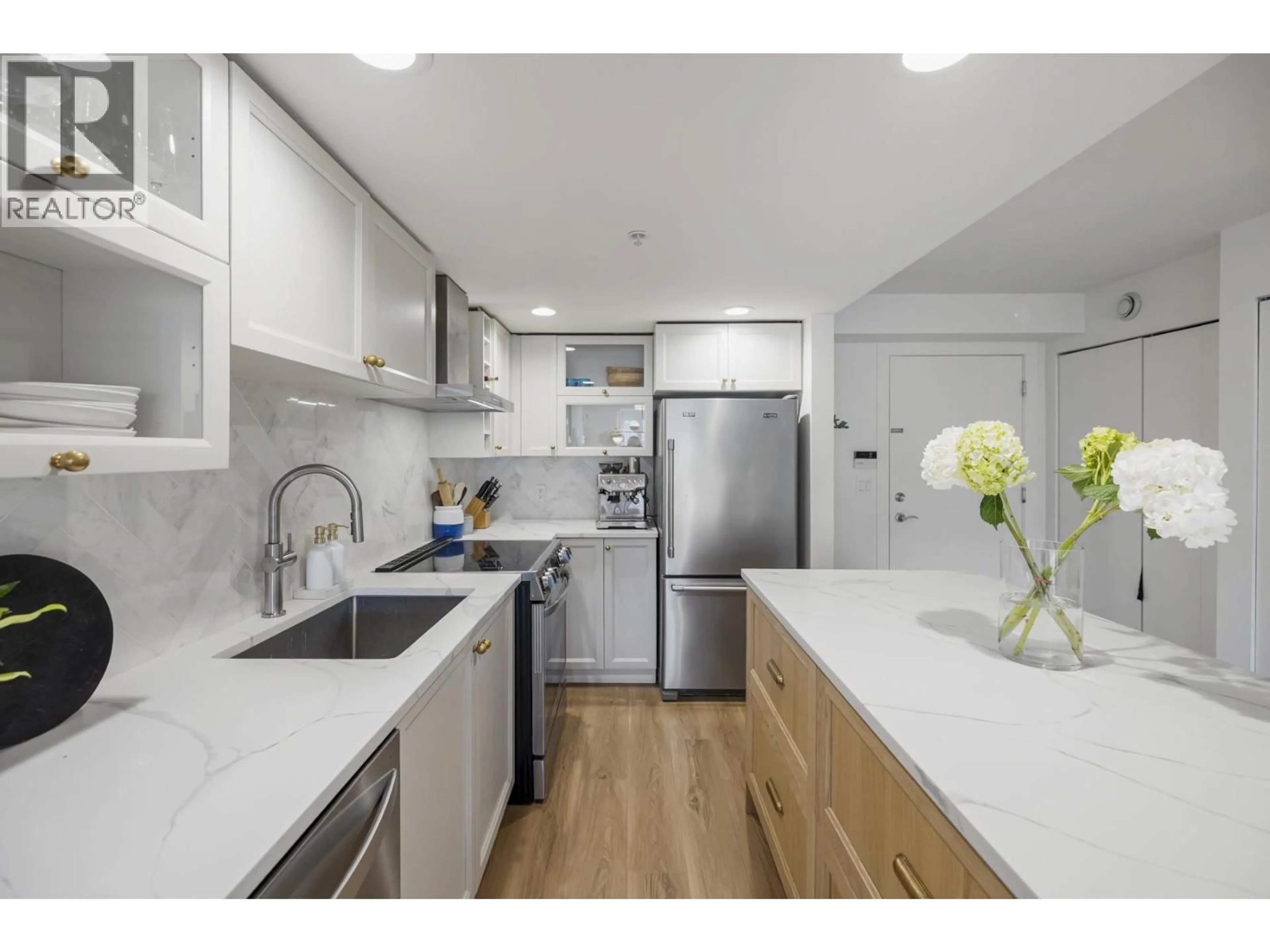 Open concept kitchen, ceramic/tile floor for 504 - 2137 10TH AVENUE, Vancouver British Columbia V6K4W4