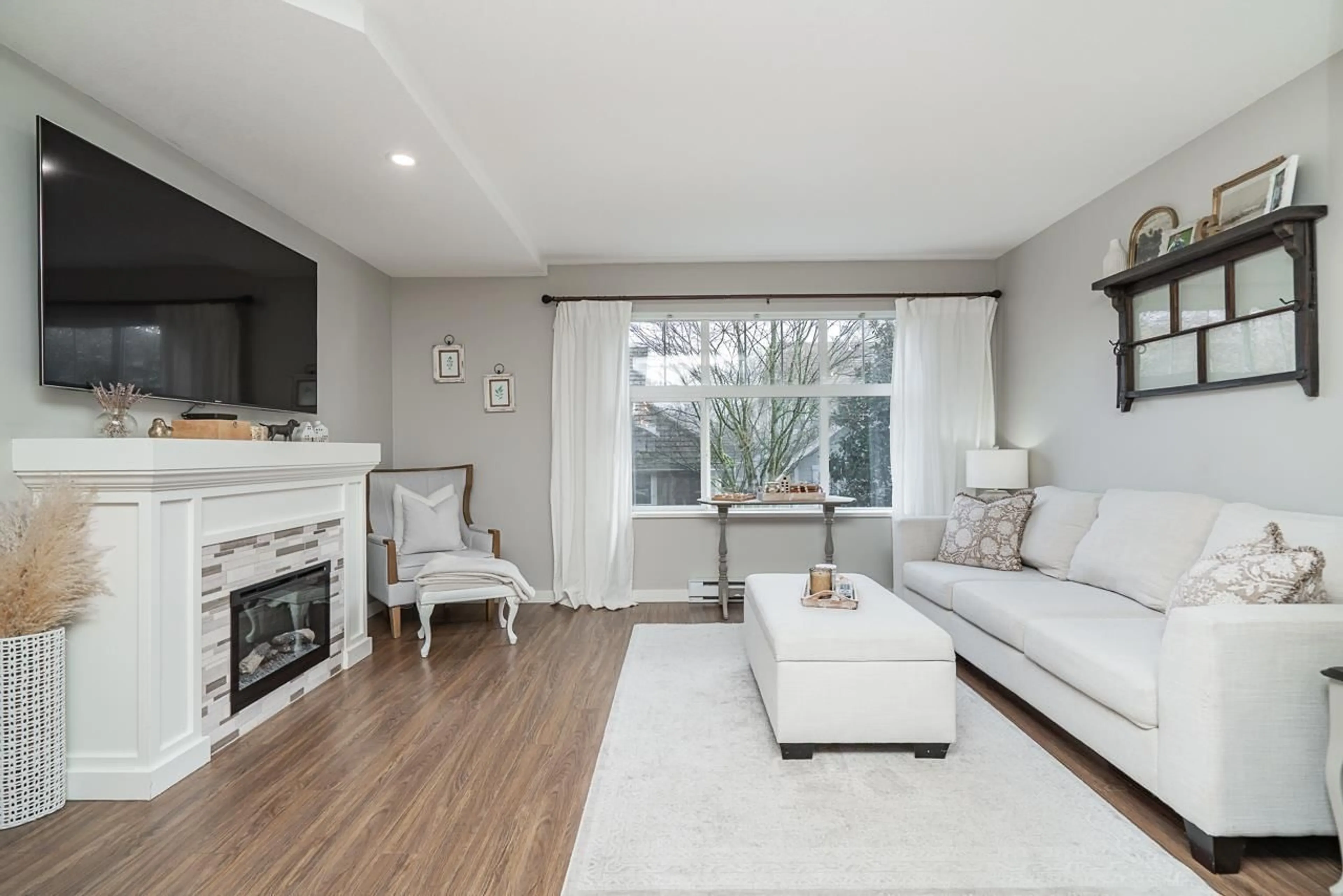 Living room with furniture, wood/laminate floor for 164 - 15236 36 AVENUE, Surrey British Columbia V3S2B3