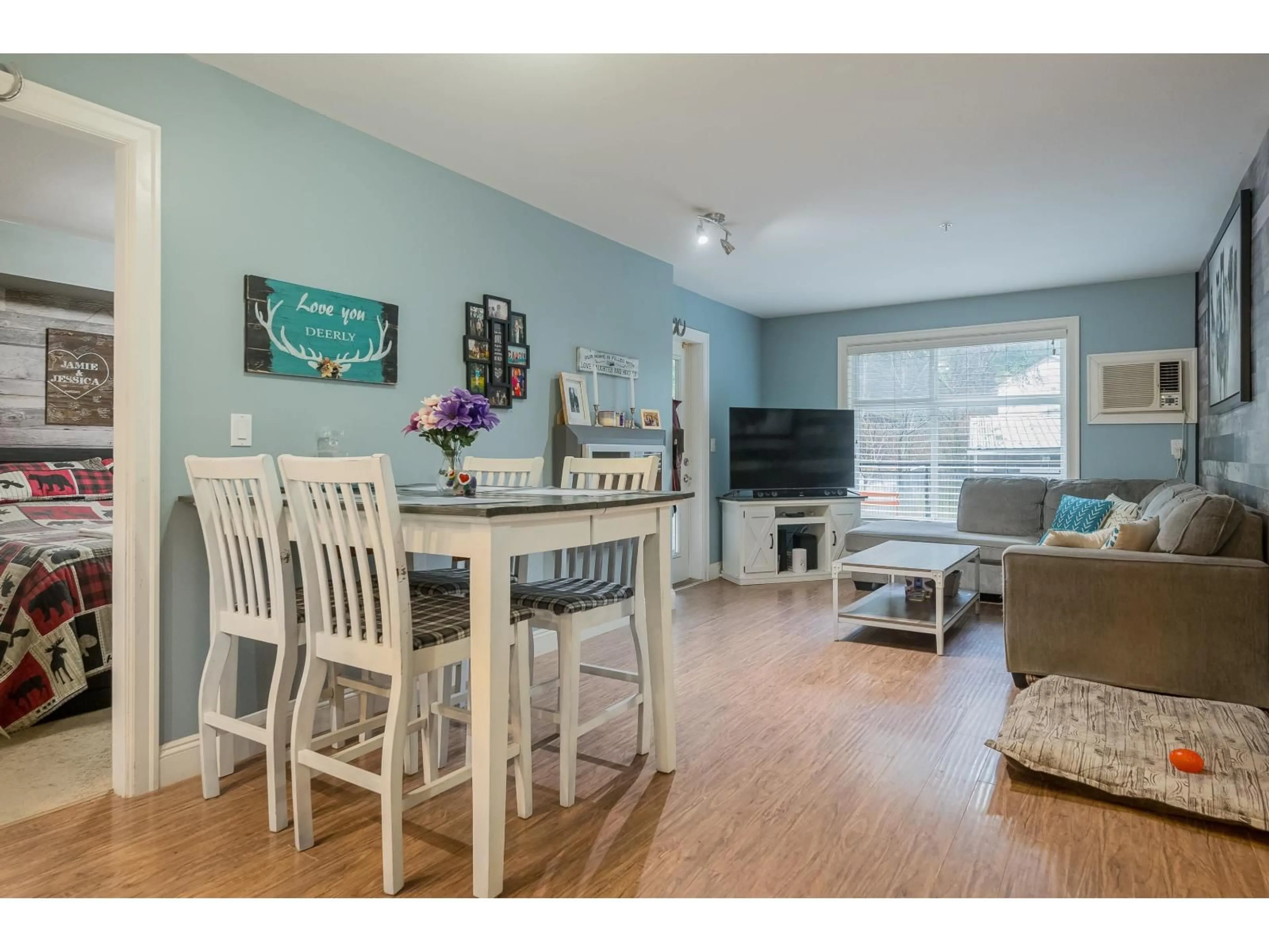 Living room with furniture, wood/laminate floor for 107 - 45640 ALMA AVENUE, Chilliwack British Columbia V2R0P8