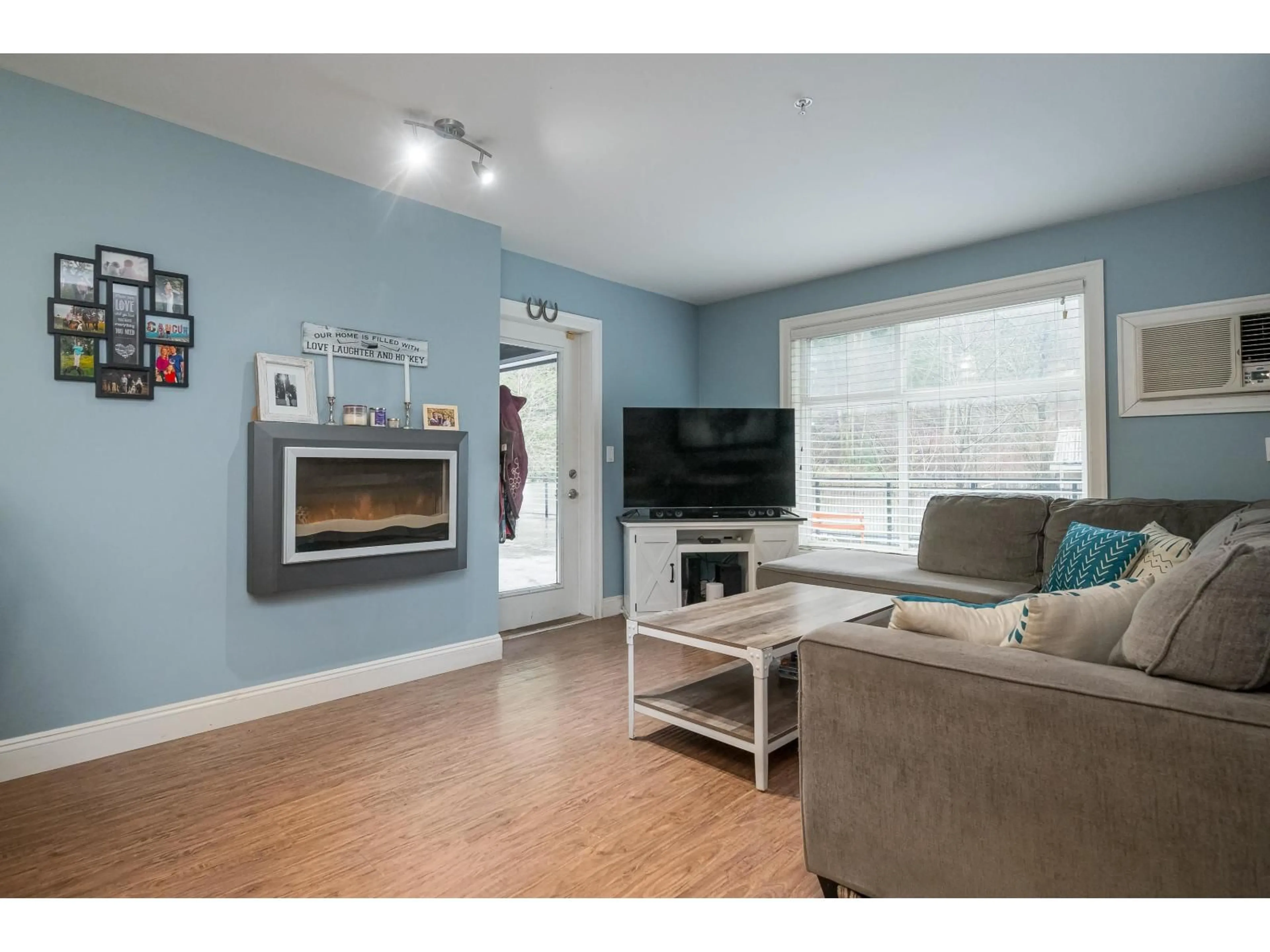 Living room with furniture, wood/laminate floor for 107 - 45640 ALMA AVENUE, Chilliwack British Columbia V2R0P8