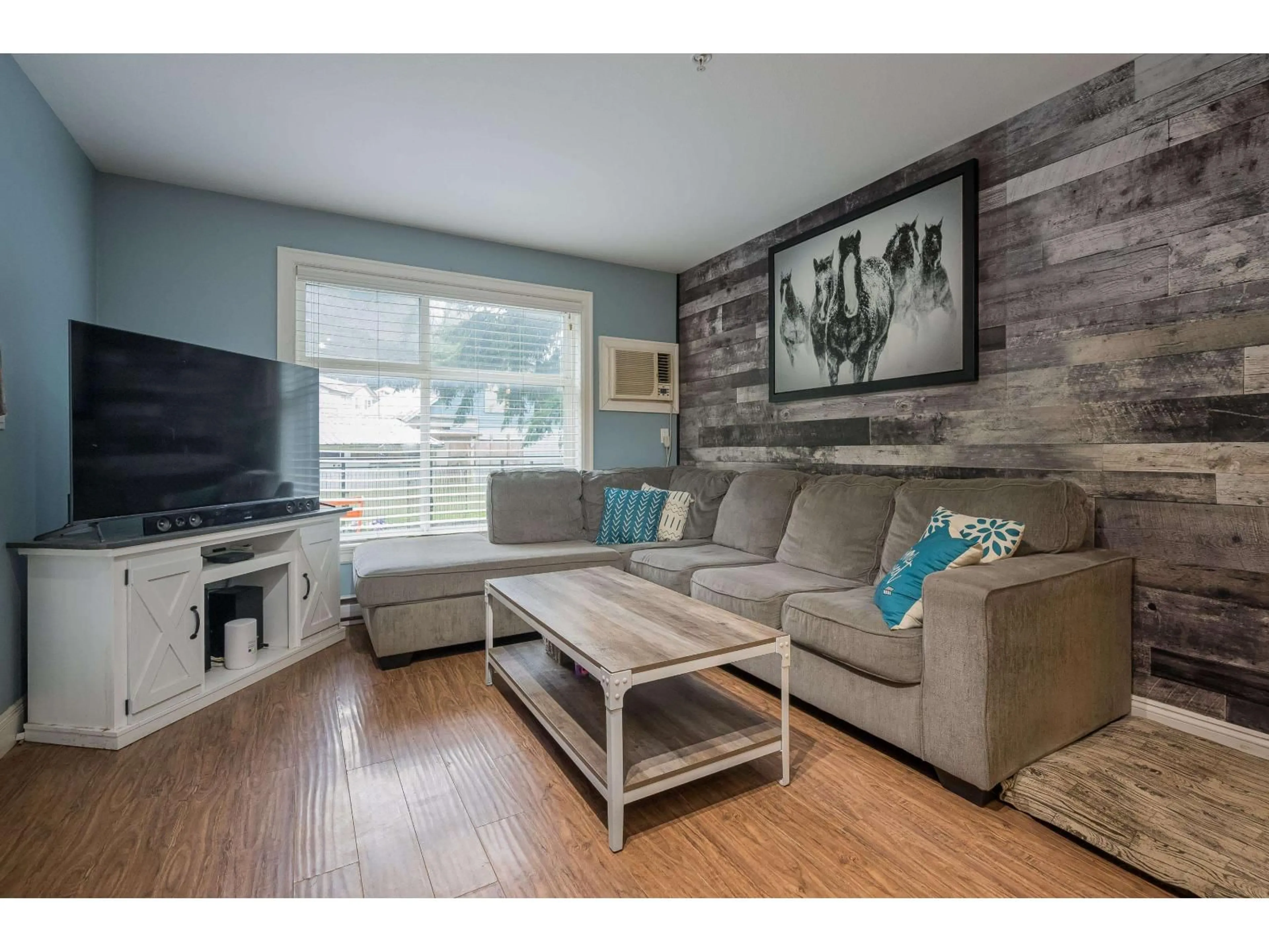 Living room with furniture, wood/laminate floor for 107 - 45640 ALMA AVENUE, Chilliwack British Columbia V2R0P8