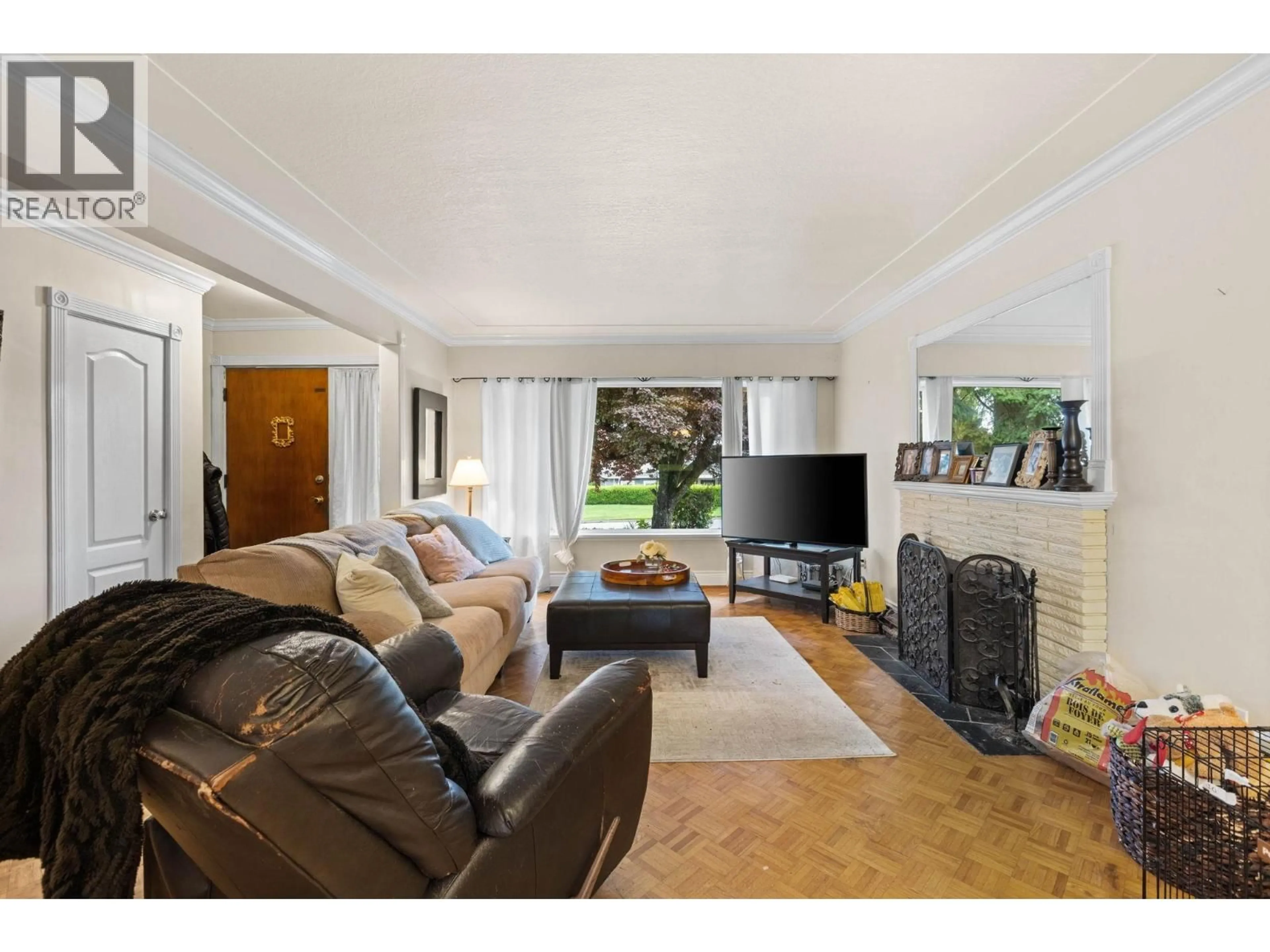 Living room with furniture, unknown for 966 DUNDONALD DRIVE, Port Moody British Columbia V3H1B7