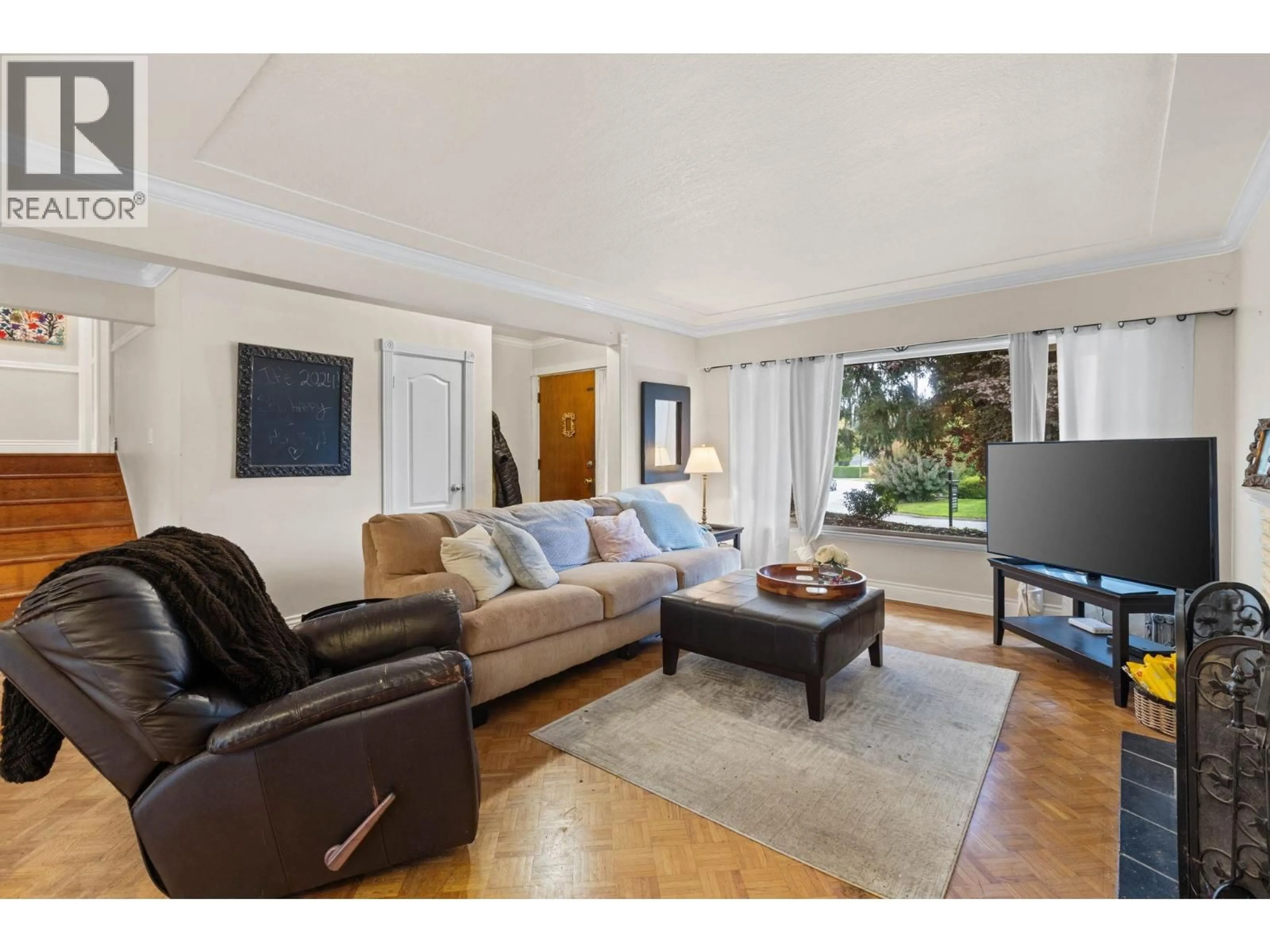 Living room with furniture, wood/laminate floor for 966 DUNDONALD DRIVE, Port Moody British Columbia V3H1B7