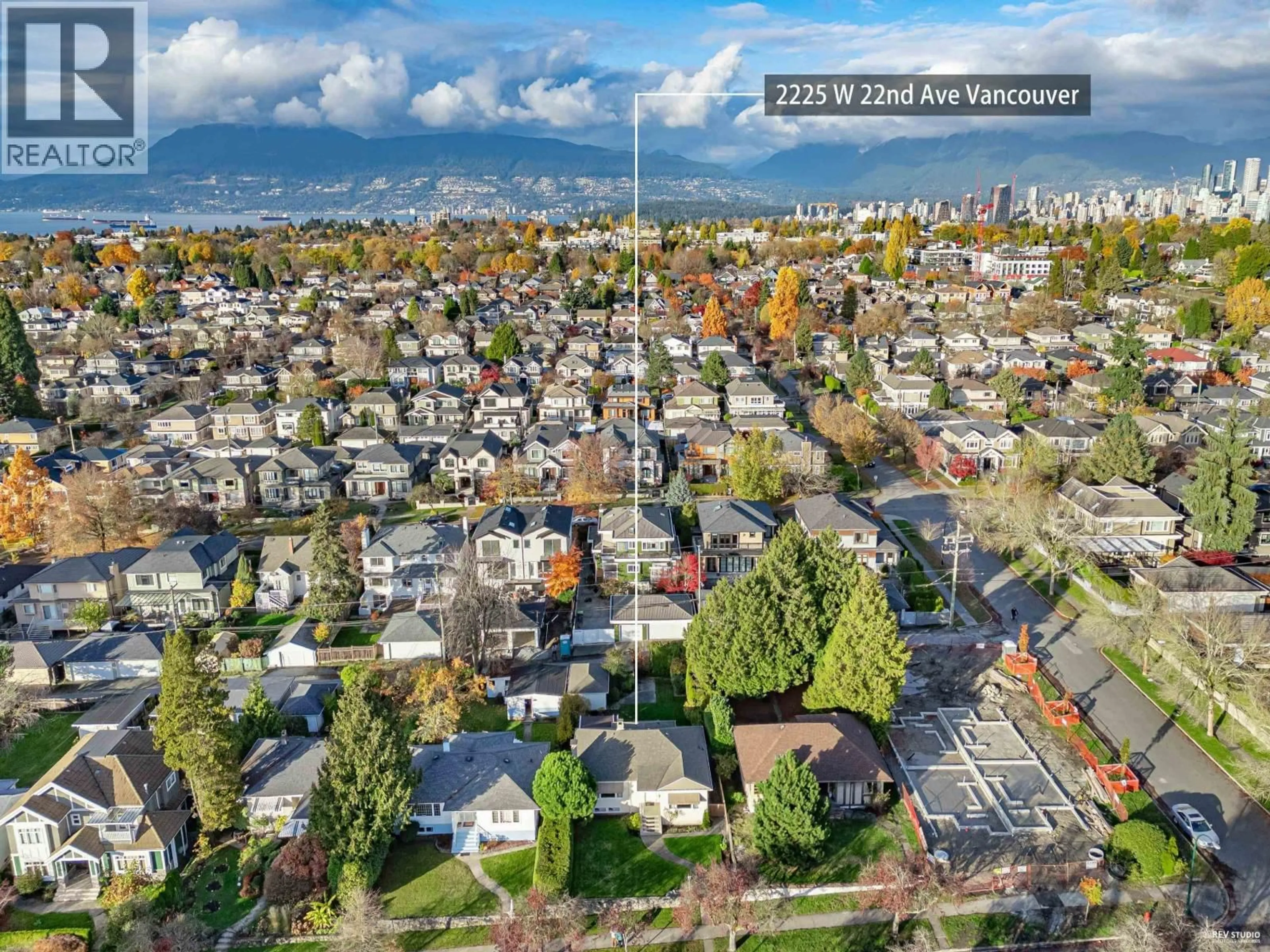 A pic from outside/outdoor area/front of a property/back of a property/a pic from drone, unknown for 2225 22ND AVENUE, Vancouver British Columbia V6L1L6
