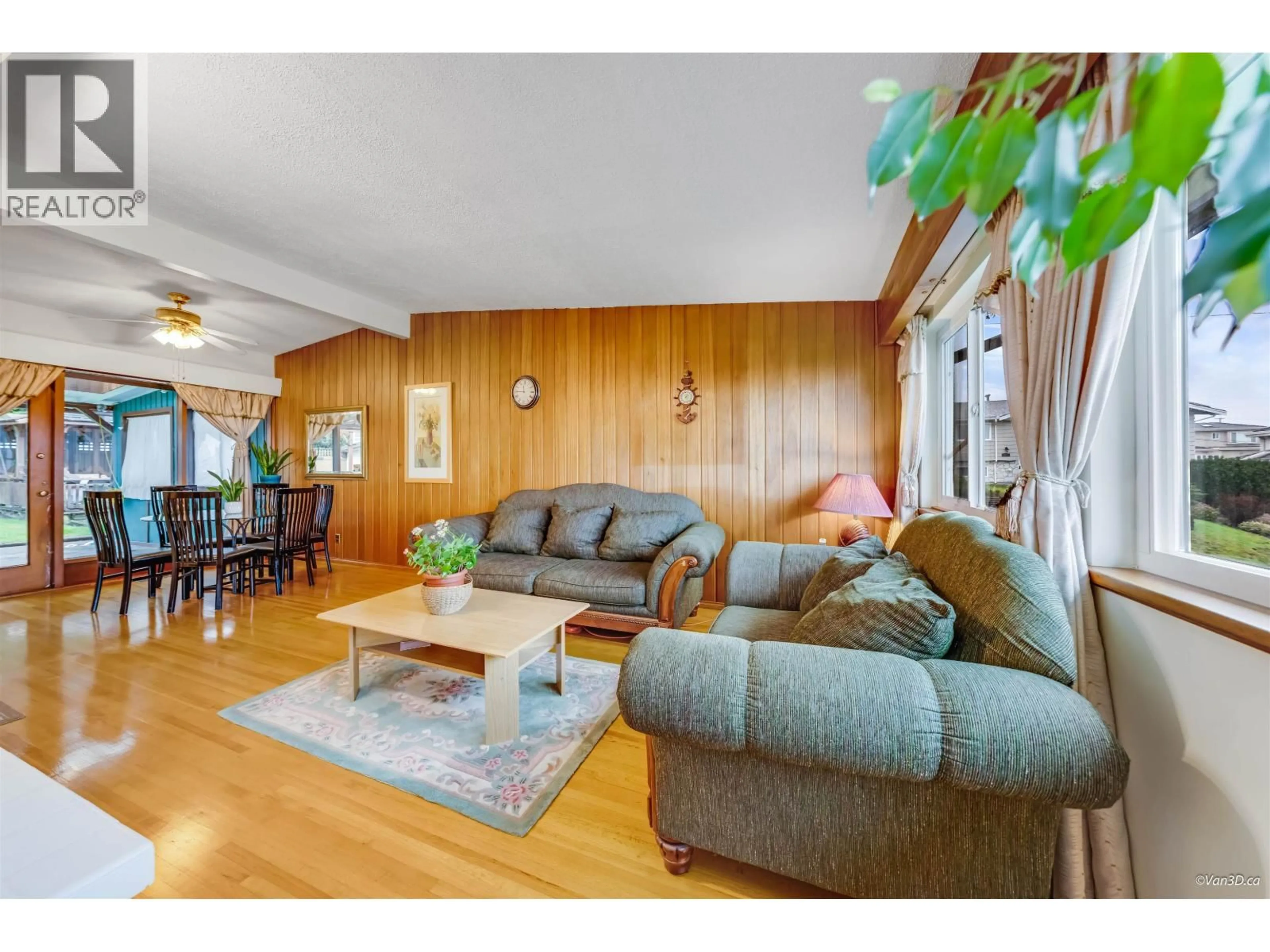 Living room with furniture, wood/laminate floor for 4646 CHARLOTTE COURT, Burnaby British Columbia V5G2R8