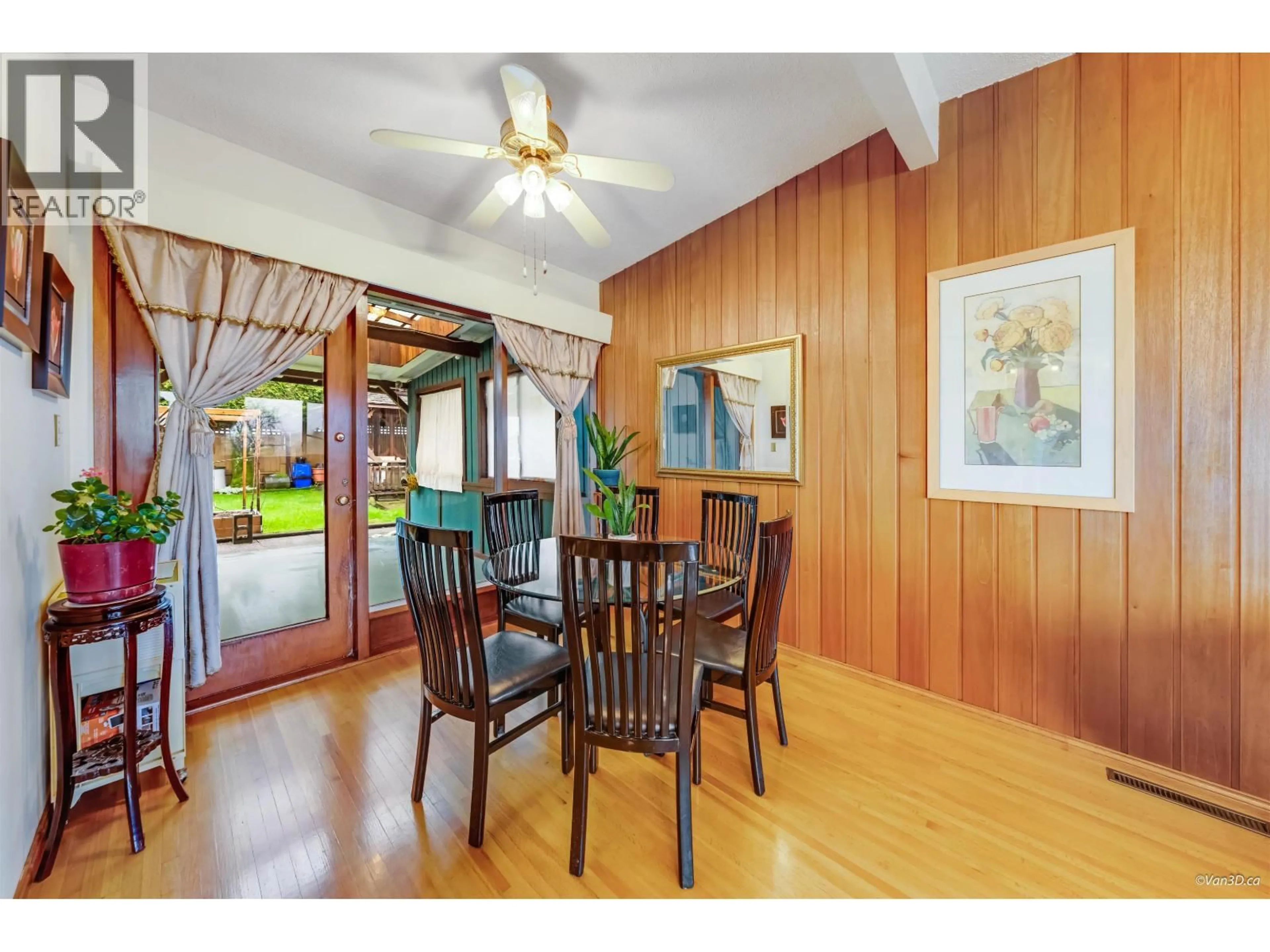 Dining room, wood/laminate floor for 4646 CHARLOTTE COURT, Burnaby British Columbia V5G2R8