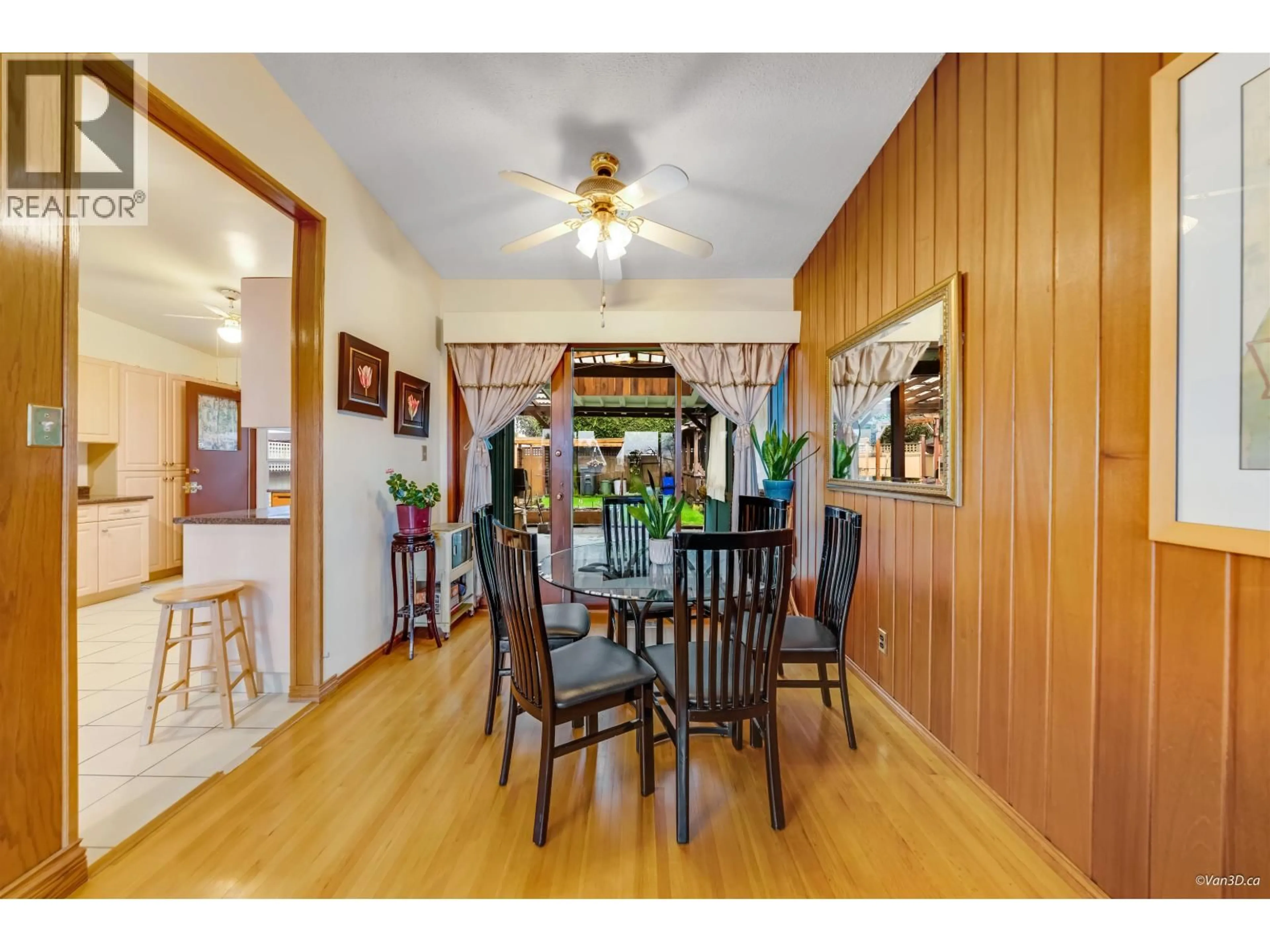 Dining room, wood/laminate floor for 4646 CHARLOTTE COURT, Burnaby British Columbia V5G2R8