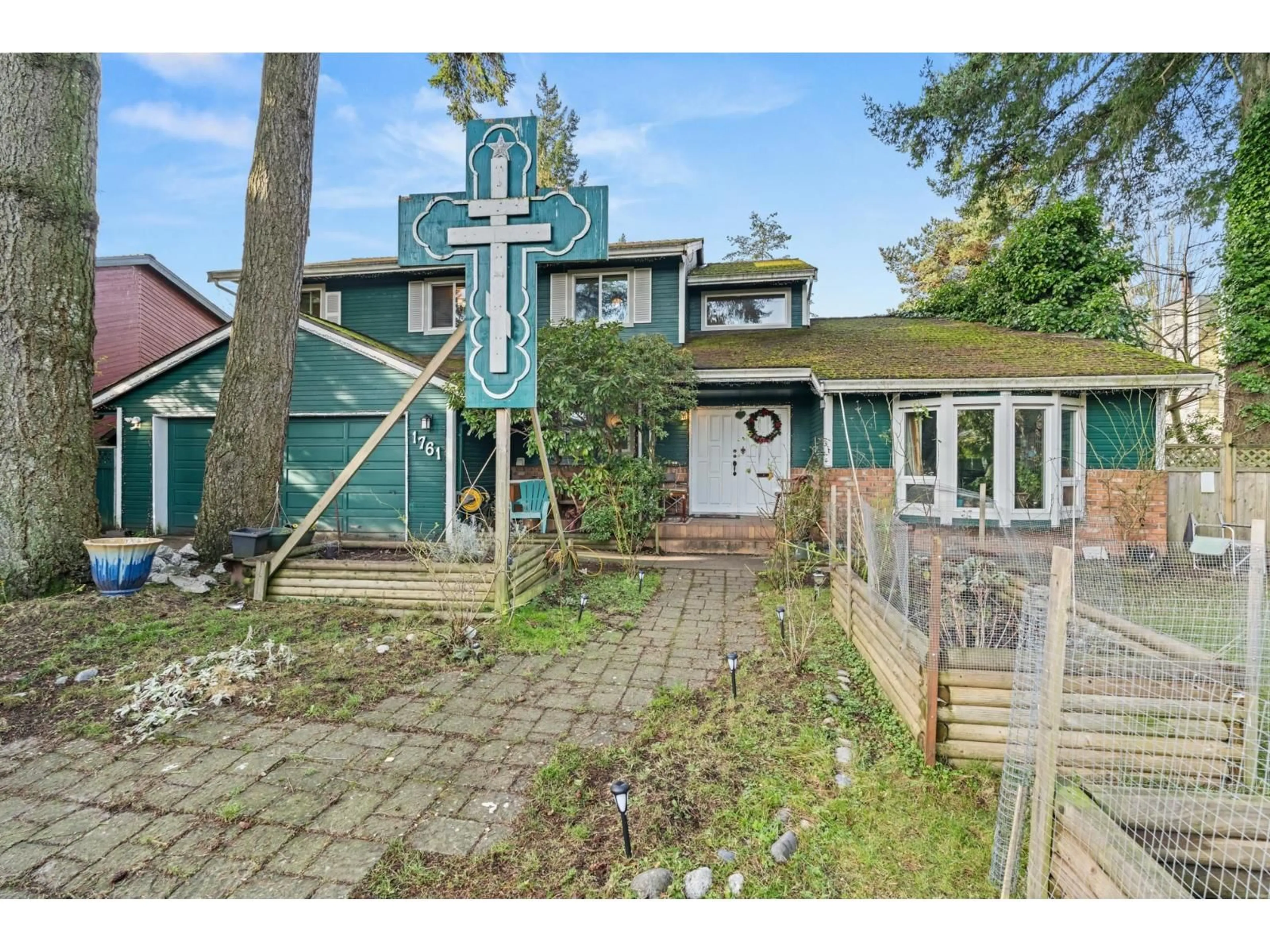 A pic from outside/outdoor area/front of a property/back of a property/a pic from drone, street for 1761 140A STREET, Surrey British Columbia V4A6T9