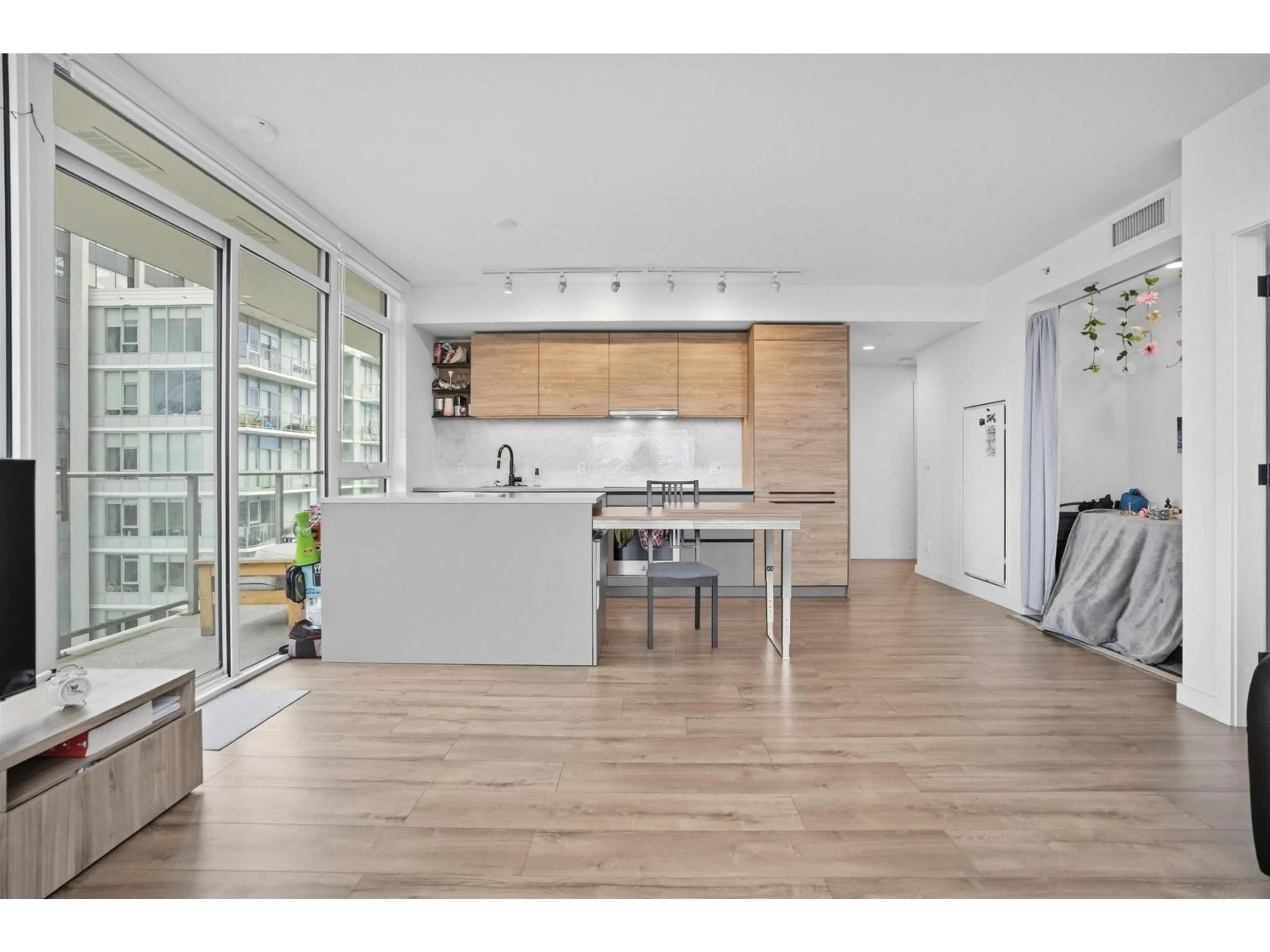Open concept kitchen, wood/laminate floor for 2602 - 10448 UNIVERSITY DRIVE, Surrey British Columbia V3T0S7