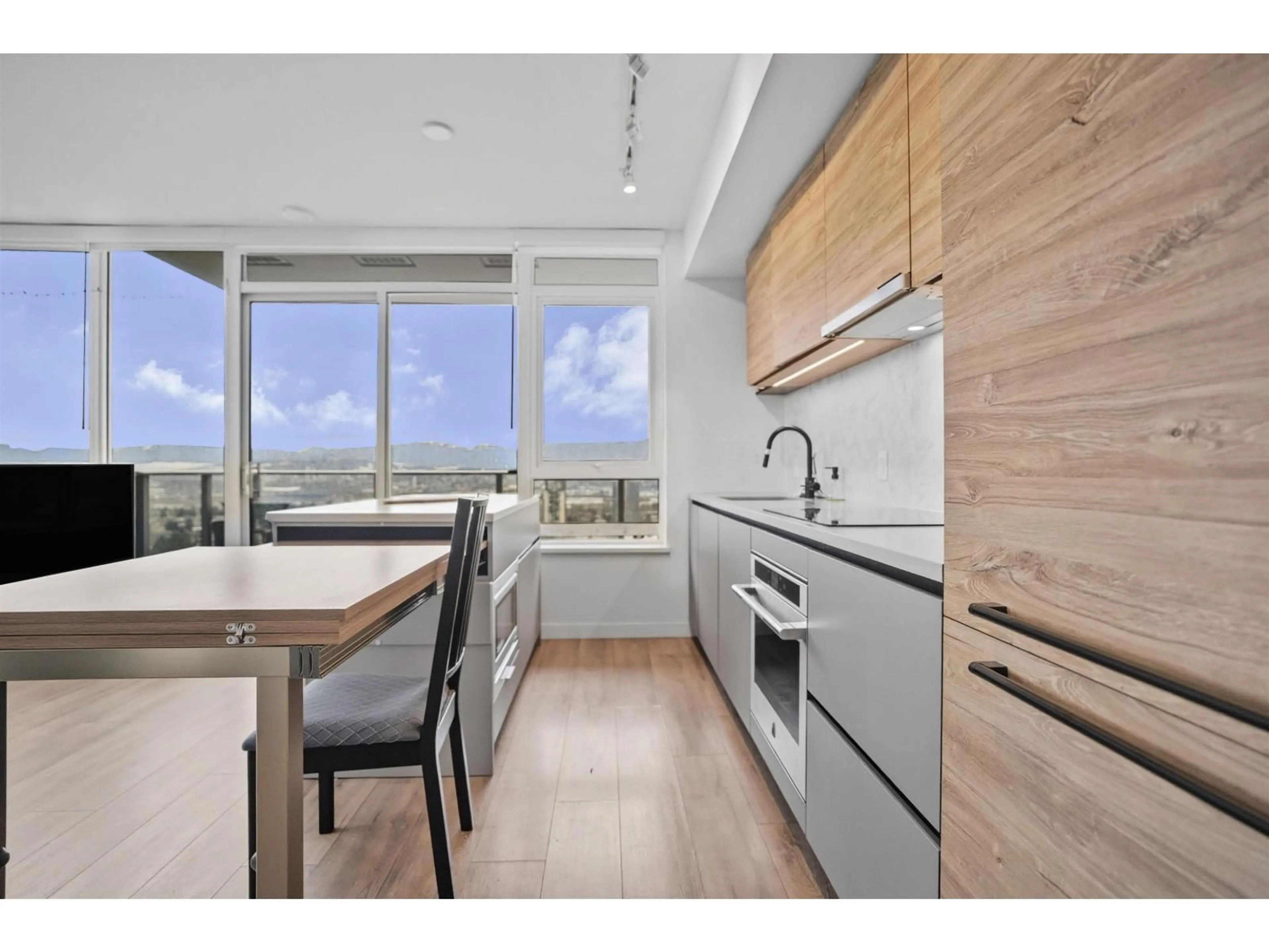 Standard kitchen, wood/laminate floor for 2602 - 10448 UNIVERSITY DRIVE, Surrey British Columbia V3T0S7