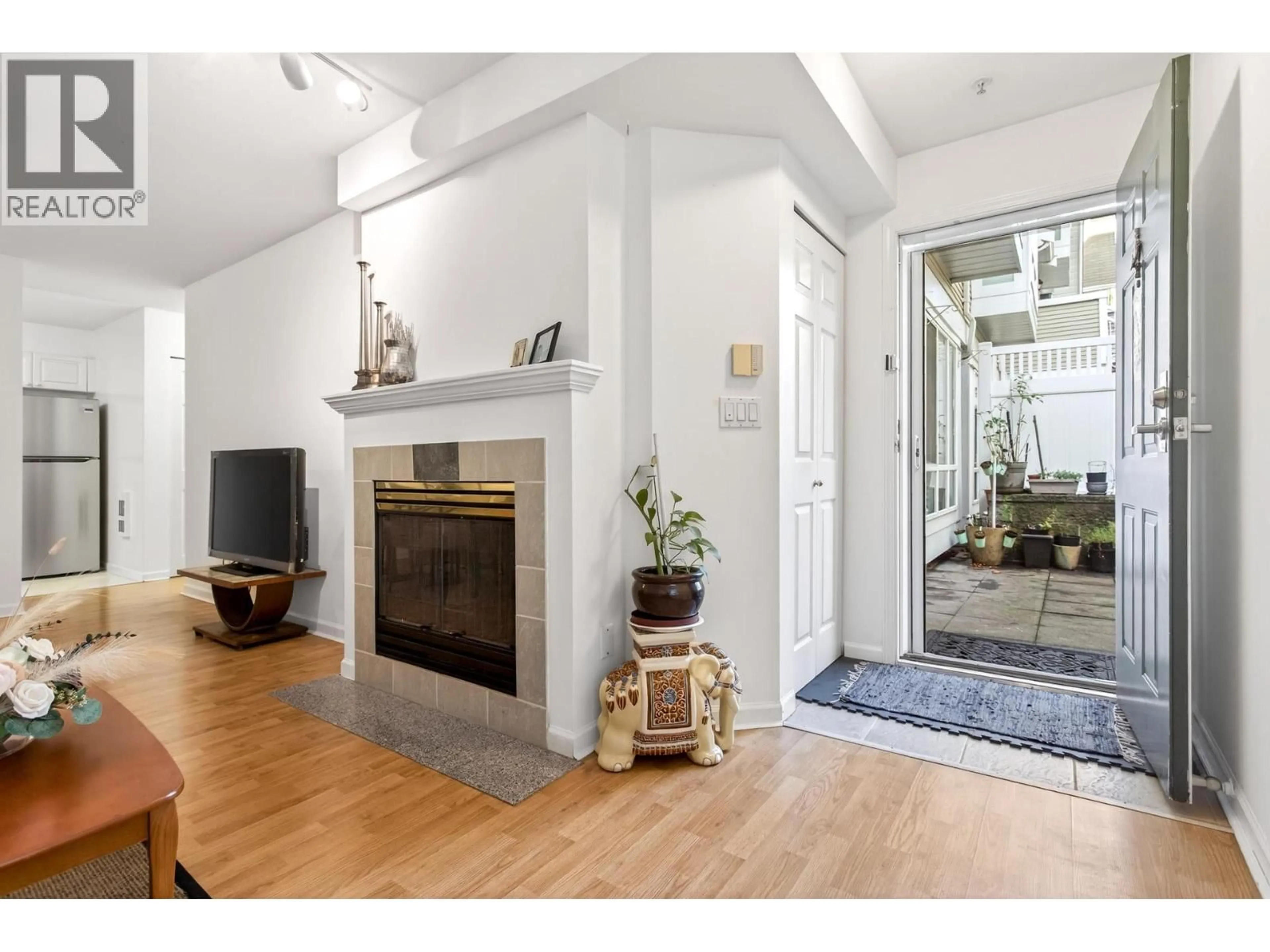 Indoor entryway for 20 - 6588 SOUTHOAKS CRESCENT, Burnaby British Columbia V5E4K1