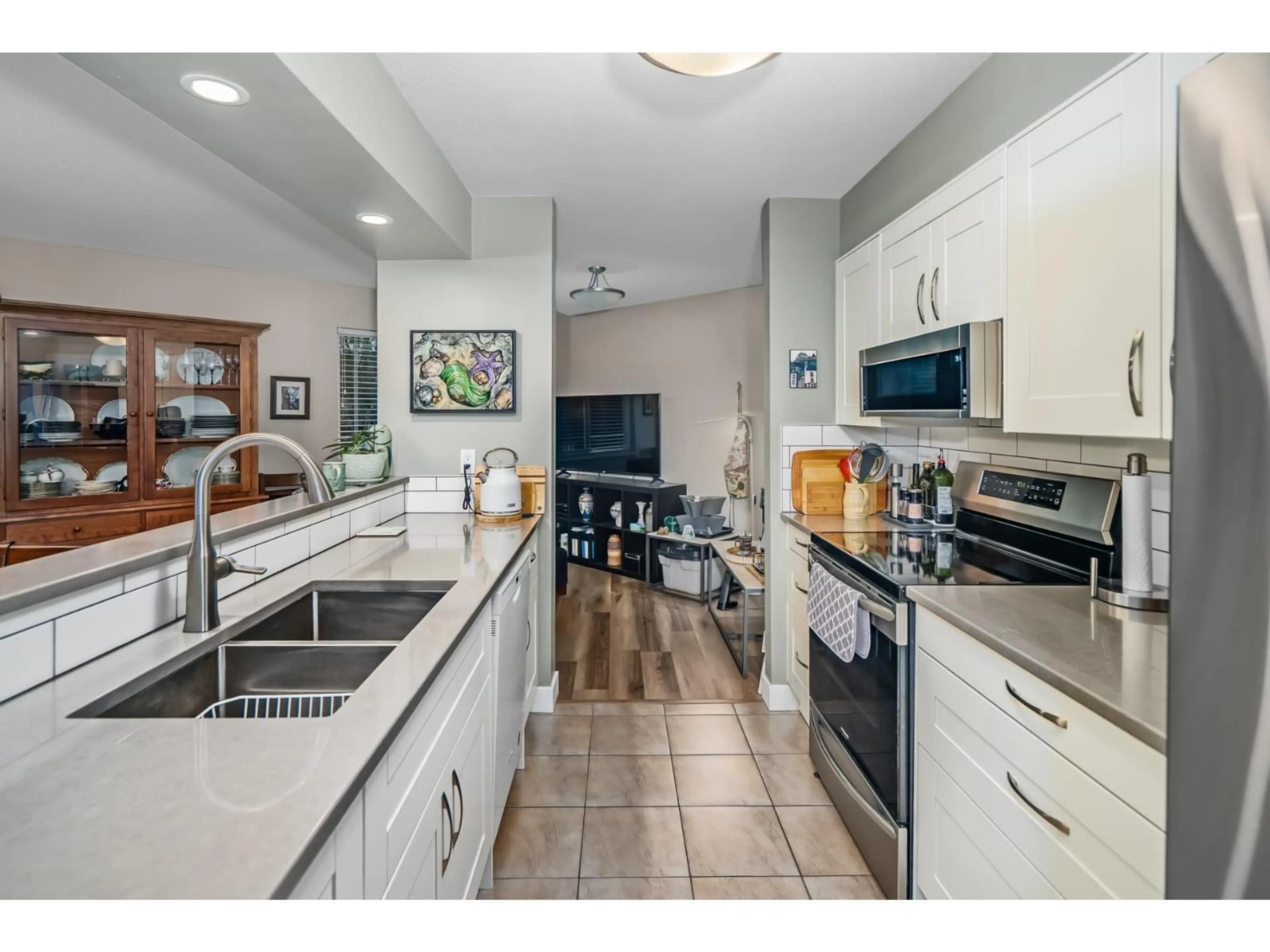 Open concept kitchen, ceramic/tile floor for 105 - 1755 SALTON ROAD, Abbotsford British Columbia V2S7C5