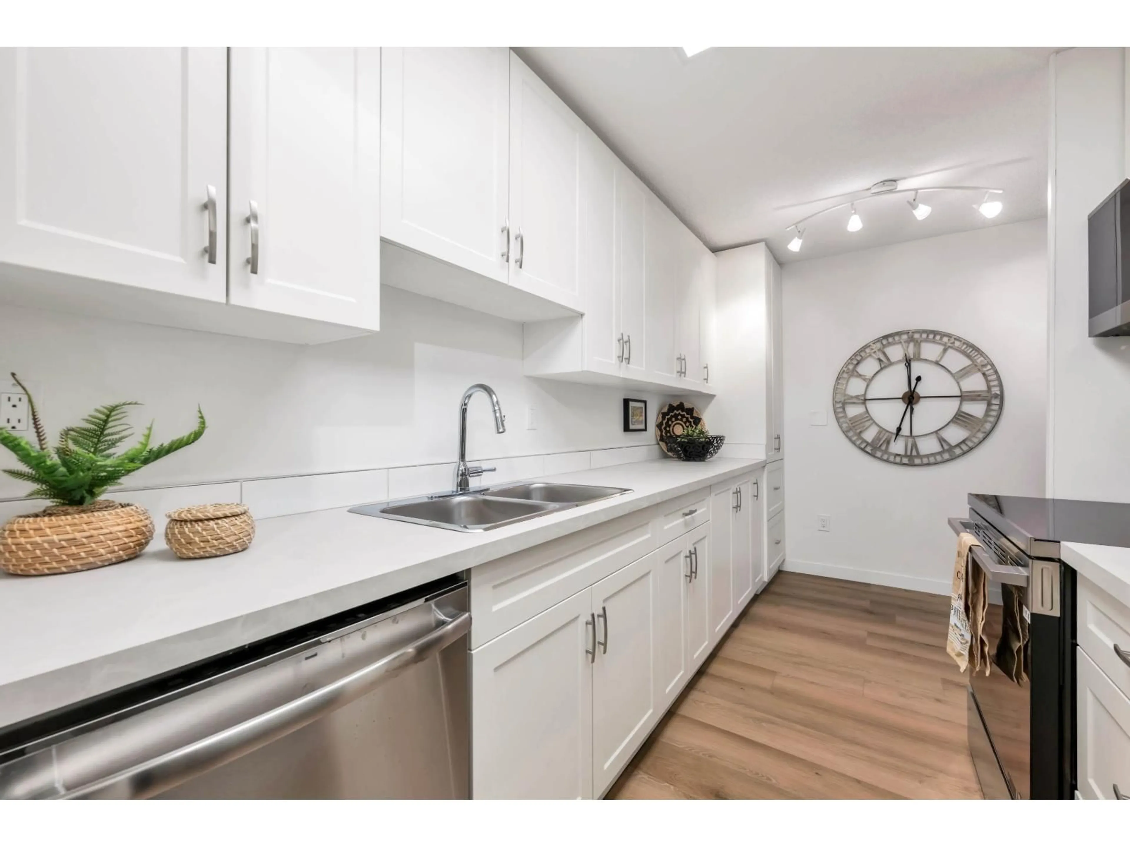 Standard kitchen, unknown for 107 - 15020 NORTH BLUFF ROAD, White Rock British Columbia V4B5A4