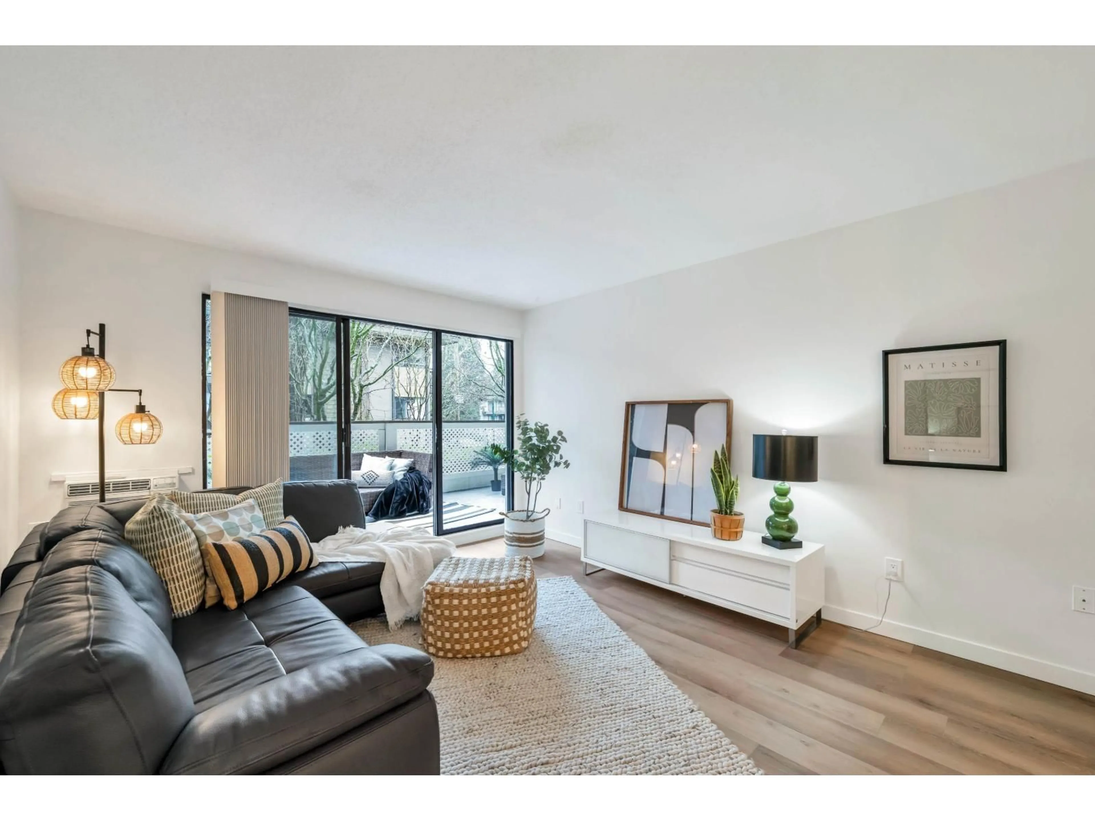 Living room with furniture, wood/laminate floor for 107 - 15020 NORTH BLUFF ROAD, White Rock British Columbia V4B5A4