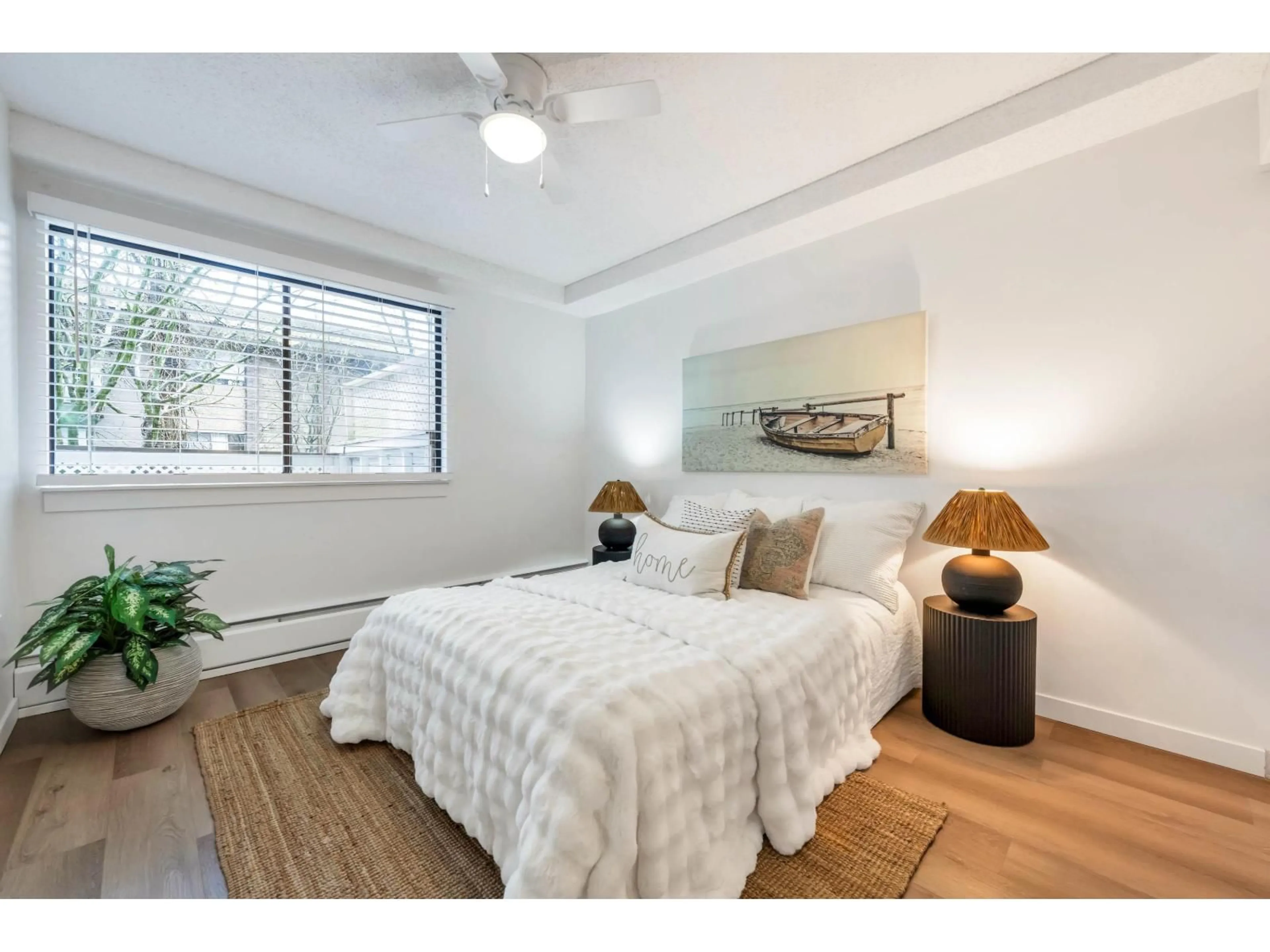 Bedroom with bed, wood/laminate floor for 107 - 15020 NORTH BLUFF ROAD, White Rock British Columbia V4B5A4